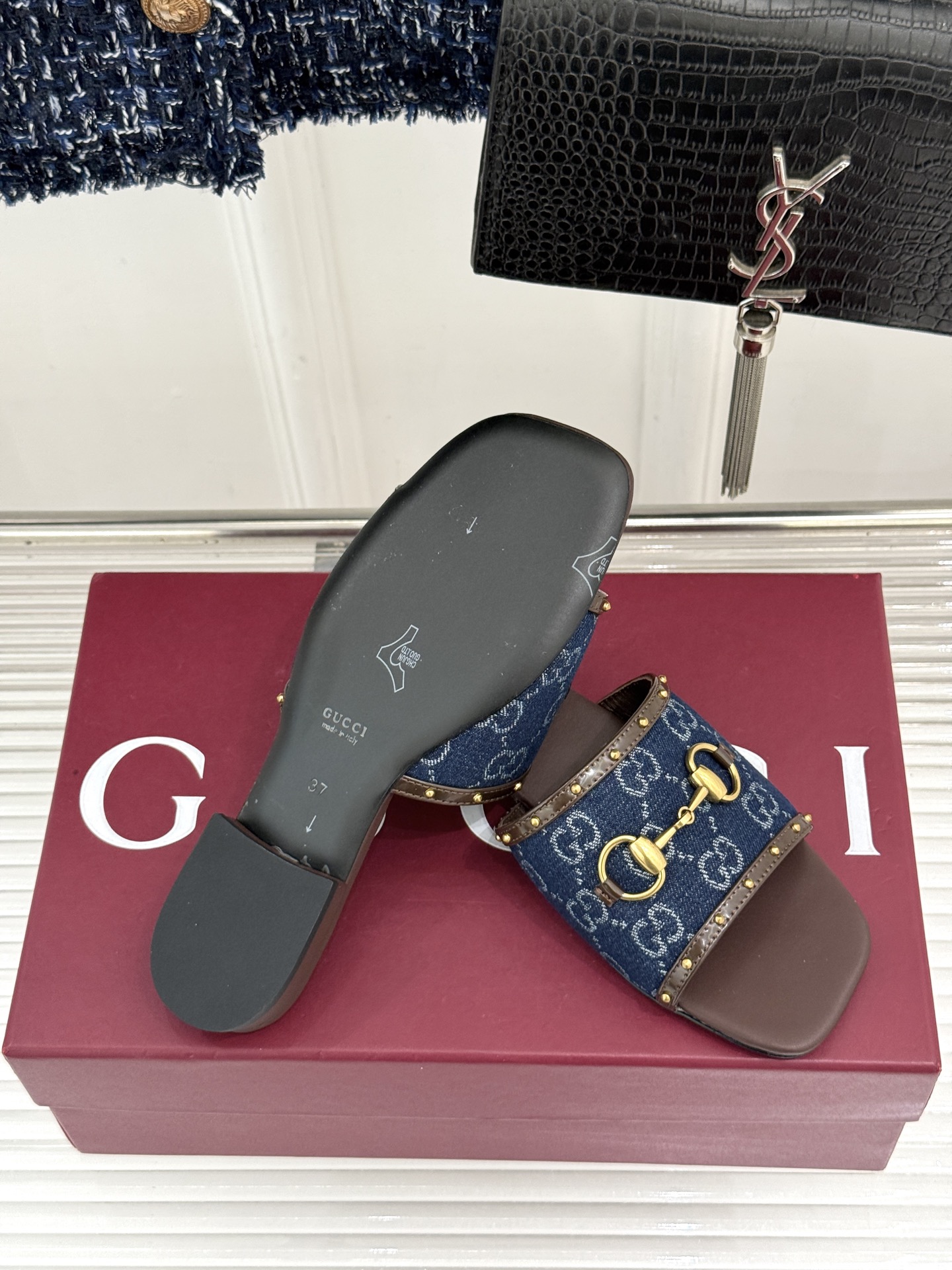 Gucci/古驰26WF新品老花马衔扣铆钉一字带平底高跟拖鞋典藏GG老花铺满鞋面金属铆钉点缀精致一字带经