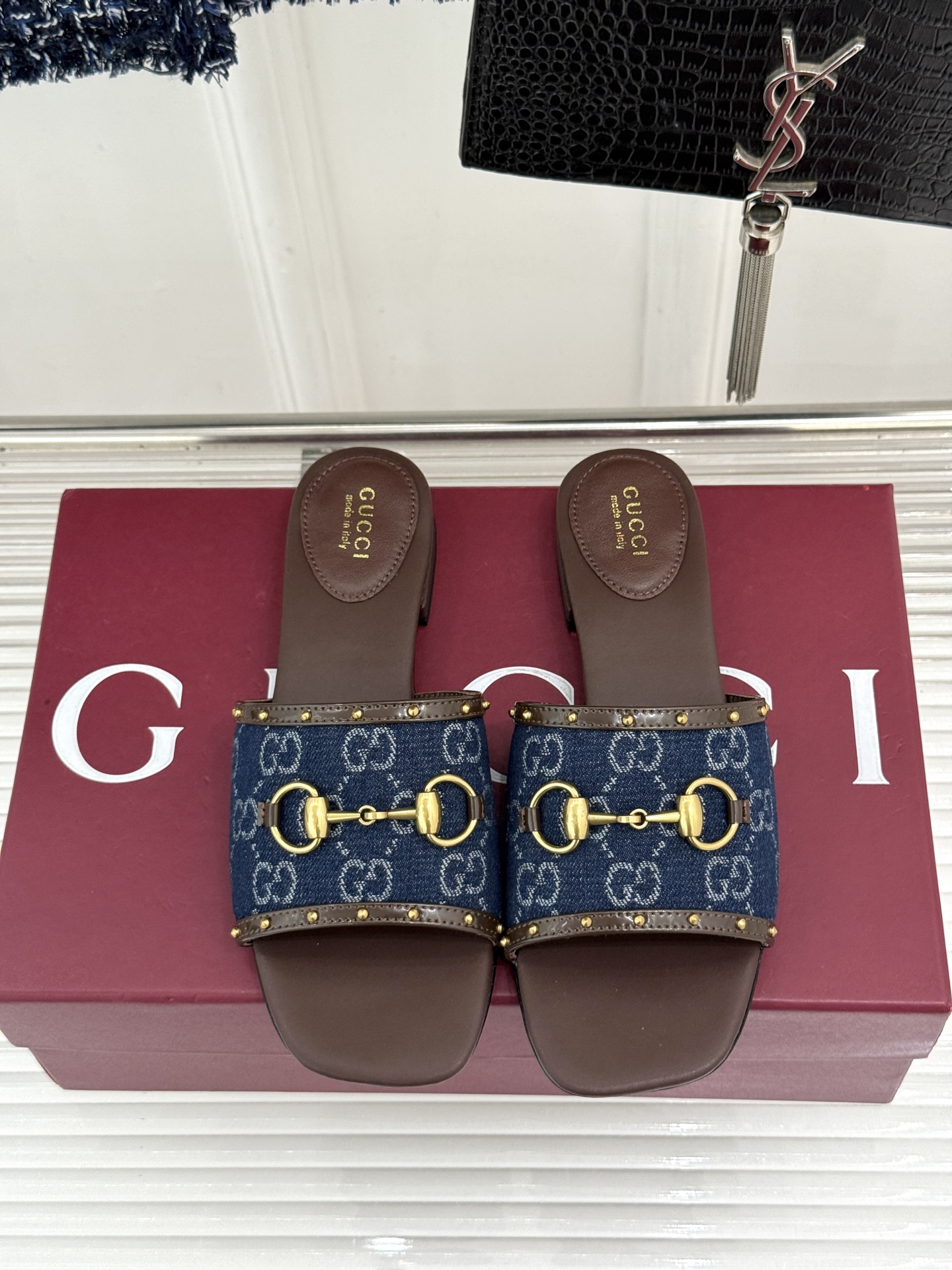 Gucci/古驰26WF新品老花马衔扣铆钉一字带平底高跟拖鞋典藏GG老花铺满鞋面金属铆钉点缀精致一字带经