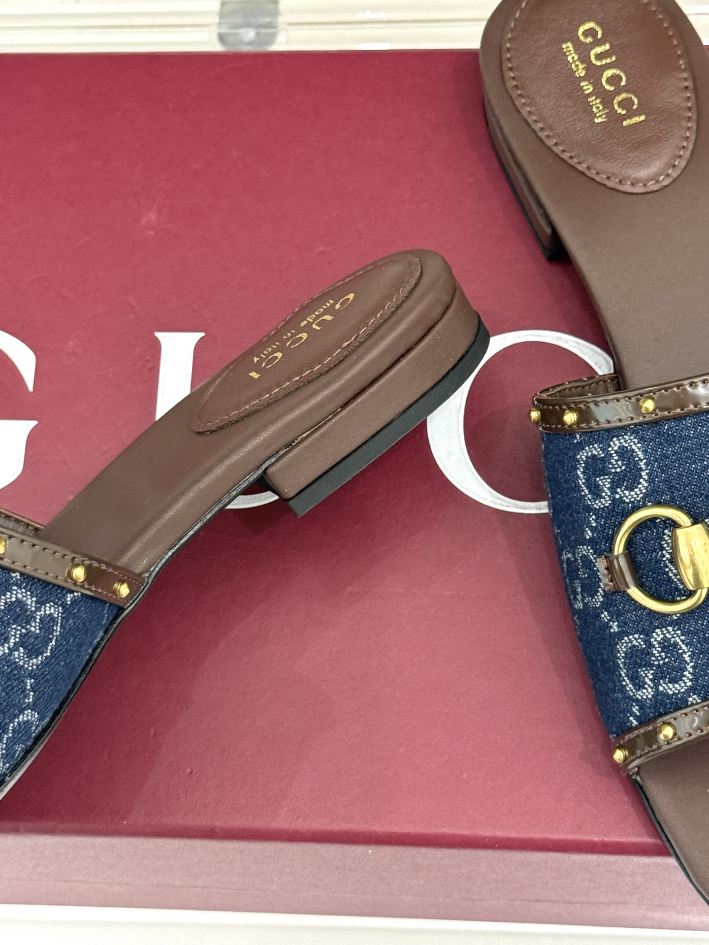 Gucci/古驰26WF新品老花马衔扣铆钉一字带平底高跟拖鞋典藏GG老花铺满鞋面金属铆钉点缀精致一字带经