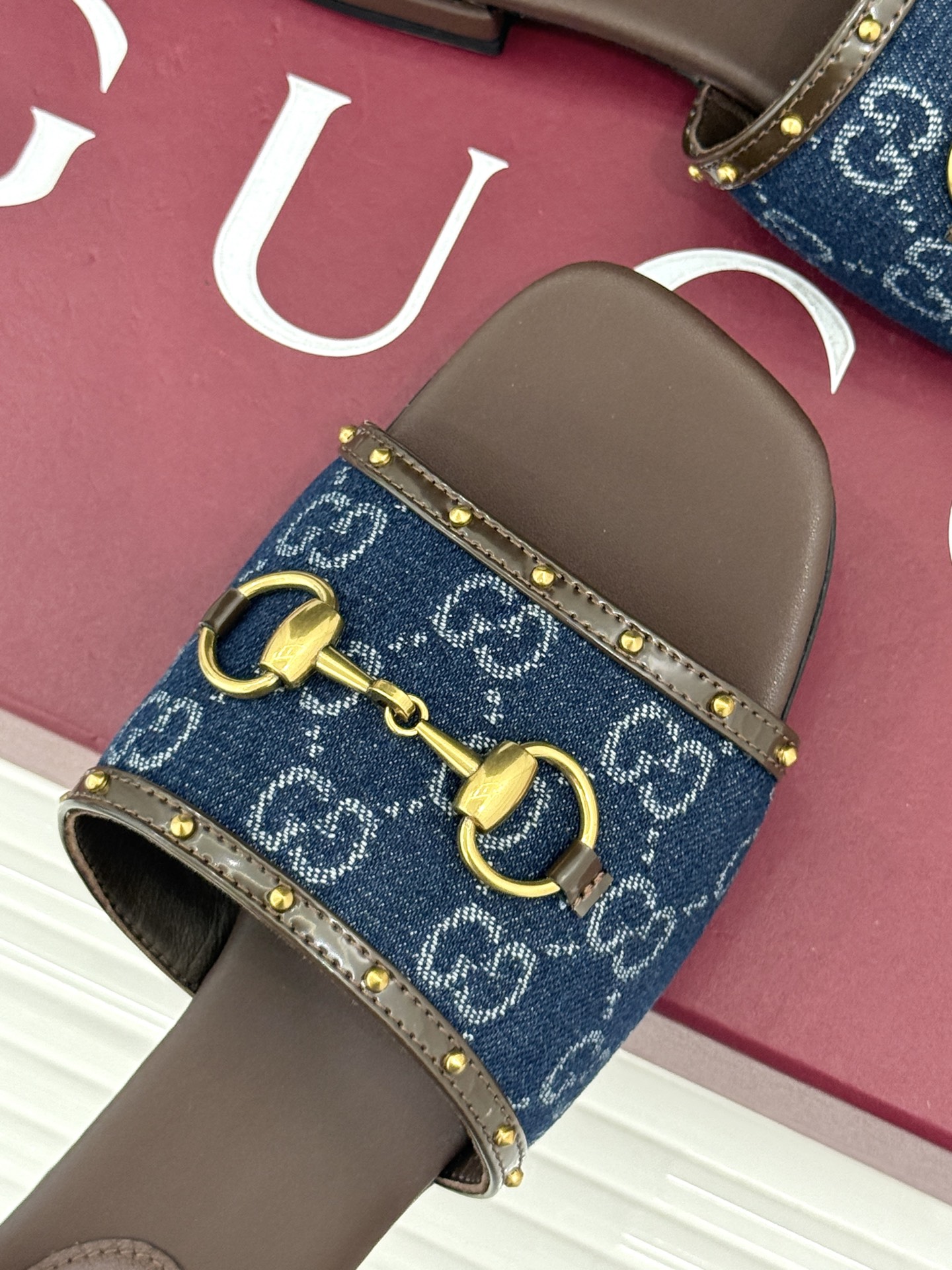Gucci/古驰26WF新品老花马衔扣铆钉一字带平底高跟拖鞋典藏GG老花铺满鞋面金属铆钉点缀精致一字带经