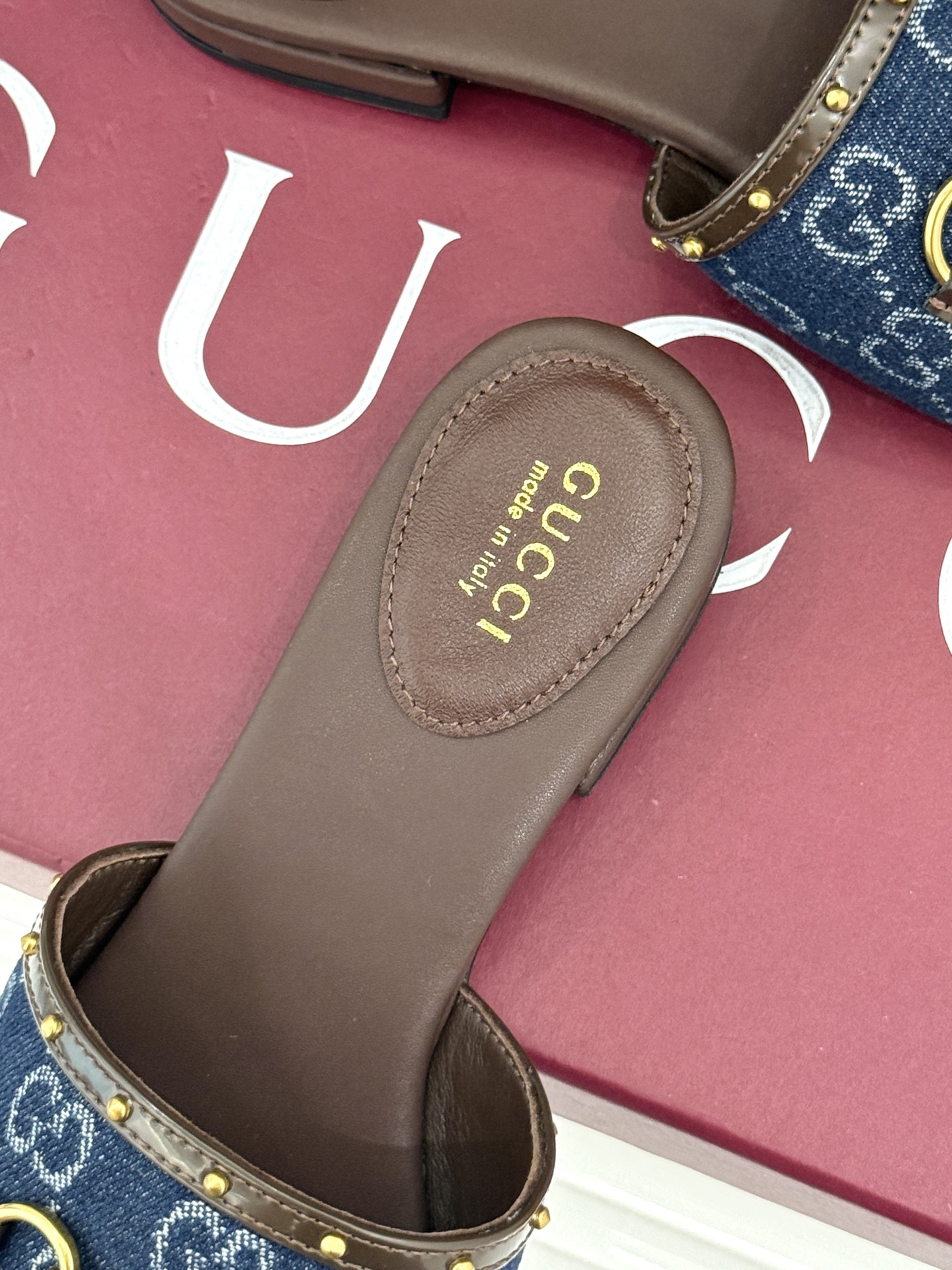 Gucci/古驰26WF新品老花马衔扣铆钉一字带平底高跟拖鞋典藏GG老花铺满鞋面金属铆钉点缀精致一字带经