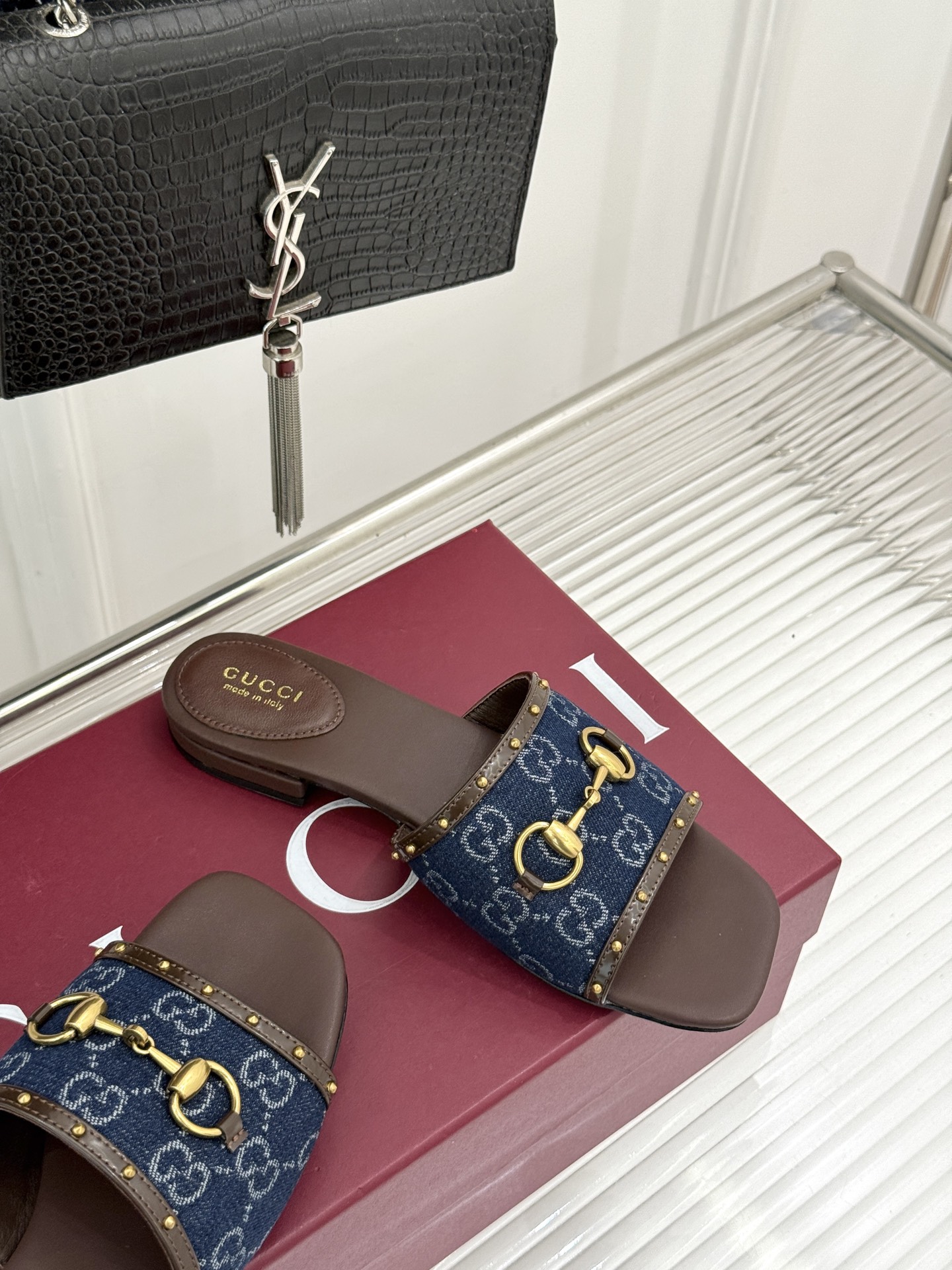 Gucci/古驰26WF新品老花马衔扣铆钉一字带平底高跟拖鞋典藏GG老花铺满鞋面金属铆钉点缀精致一字带经