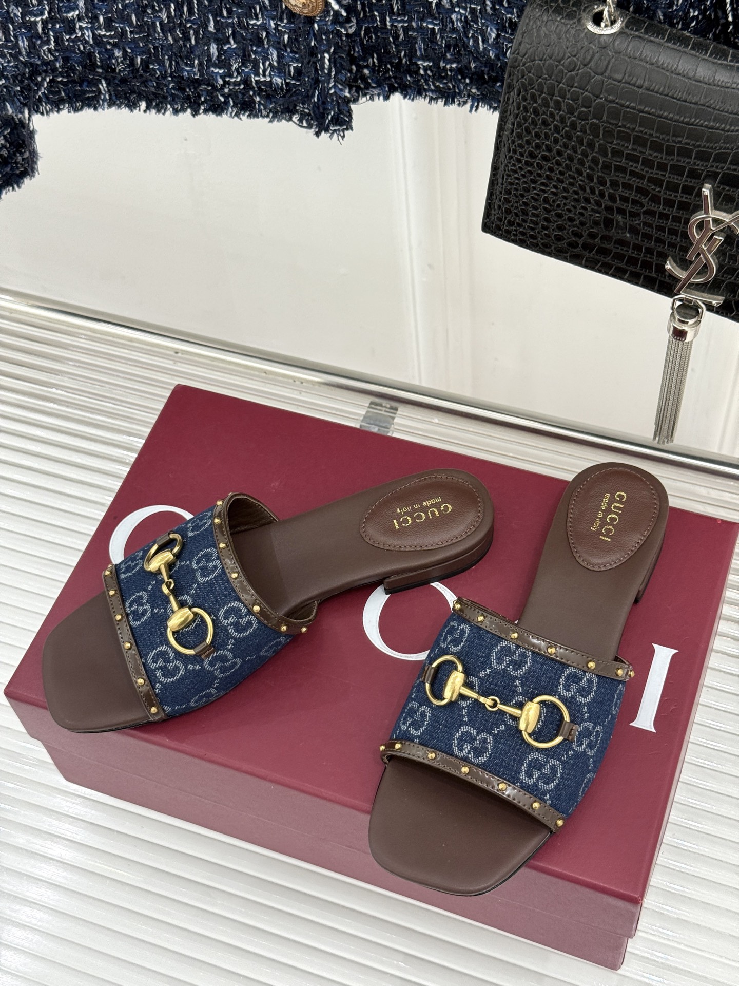 Gucci/古驰26WF新品老花马衔扣铆钉一字带平底高跟拖鞋典藏GG老花铺满鞋面金属铆钉点缀精致一字带经