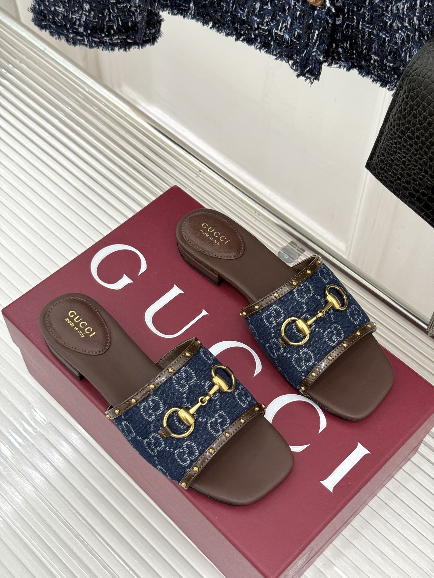 Gucci/古驰26WF新品老花马衔扣铆钉一字带平底高跟拖鞋典藏GG老花铺满鞋面金属铆钉点缀精致一字带经