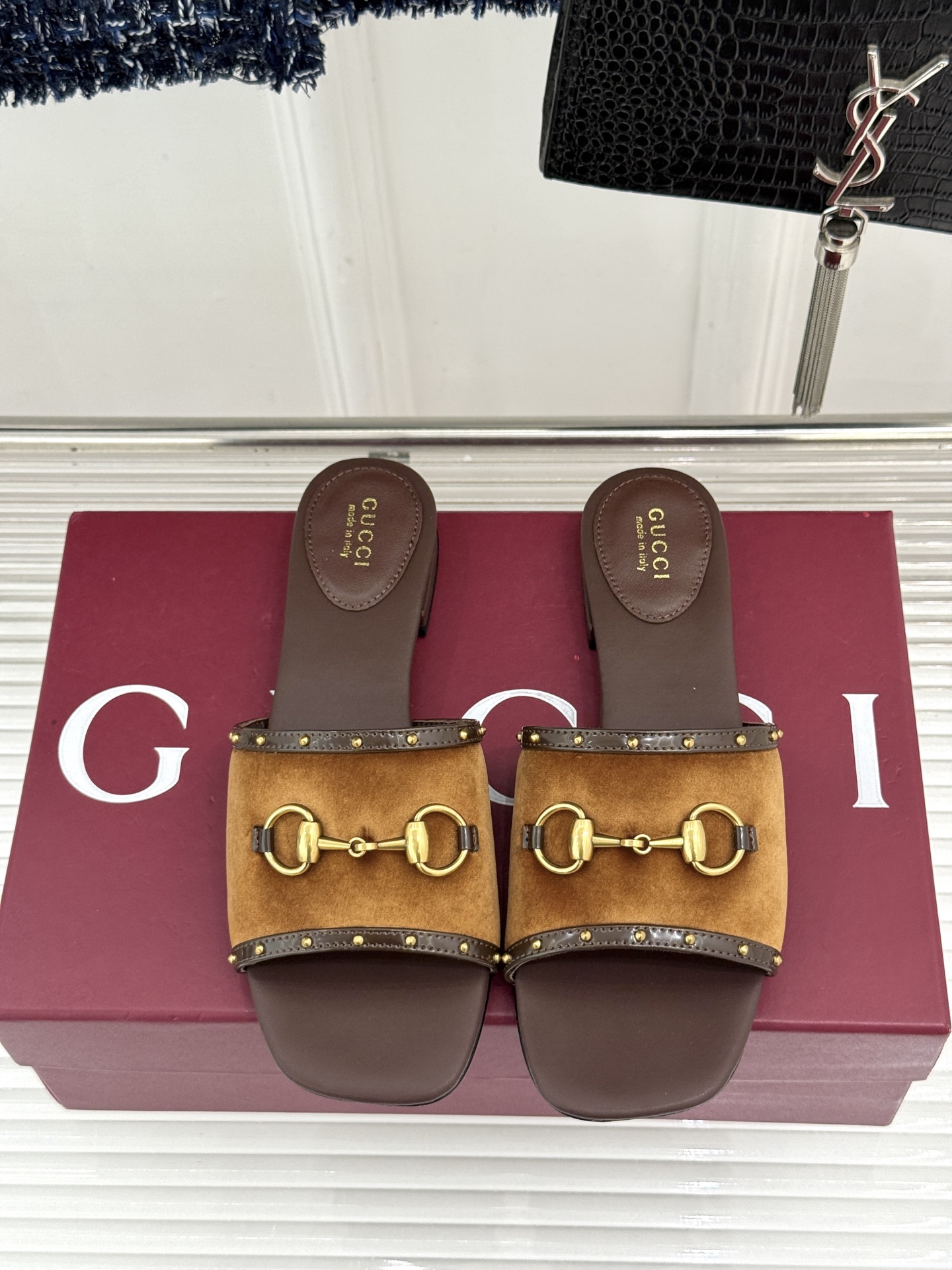 Gucci/古驰26WF新品老花马衔扣铆钉一字带平底高跟拖鞋典藏GG老花铺满鞋面金属铆钉点缀精致一字带经