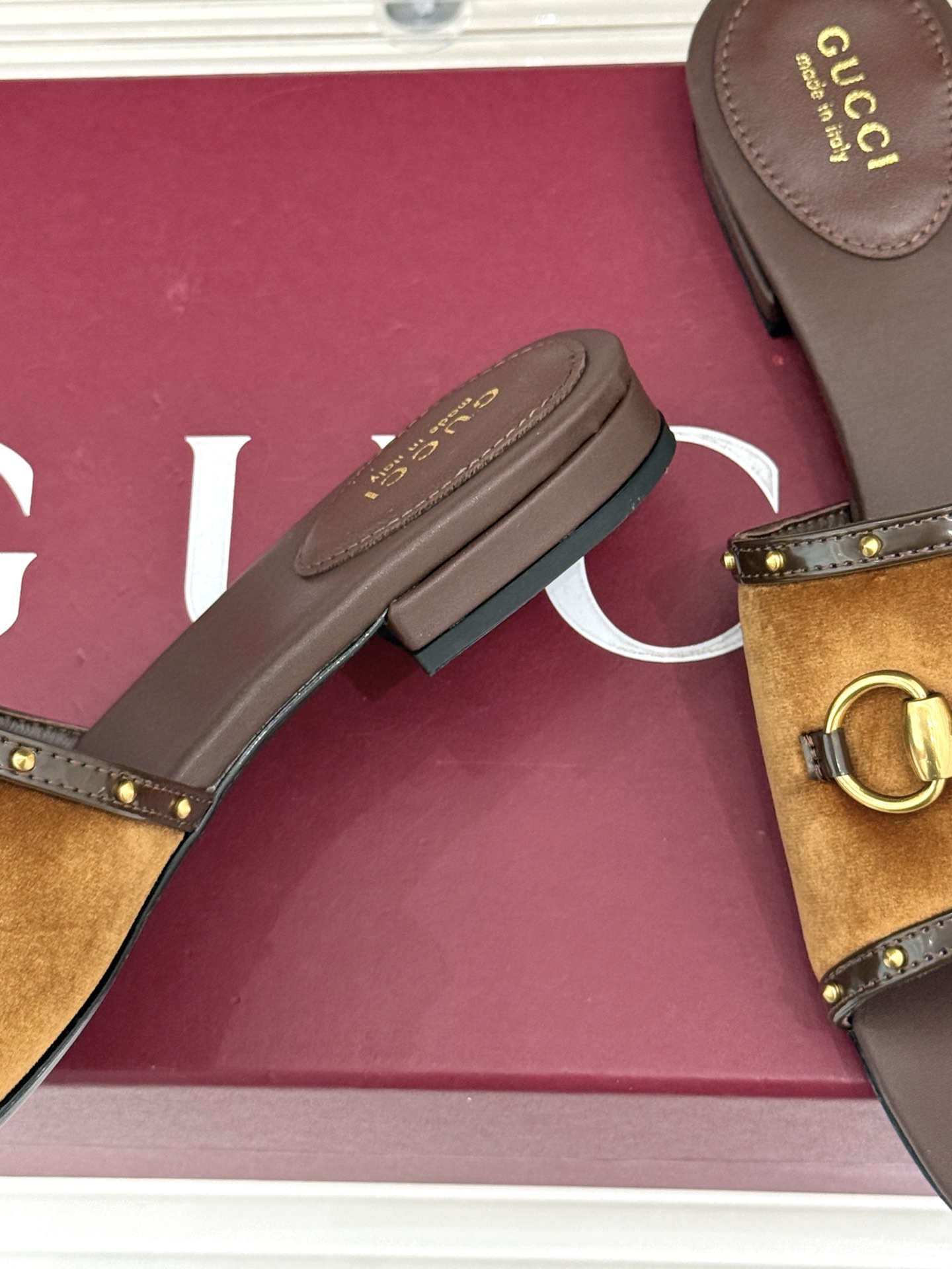 Gucci/古驰26WF新品老花马衔扣铆钉一字带平底高跟拖鞋典藏GG老花铺满鞋面金属铆钉点缀精致一字带经