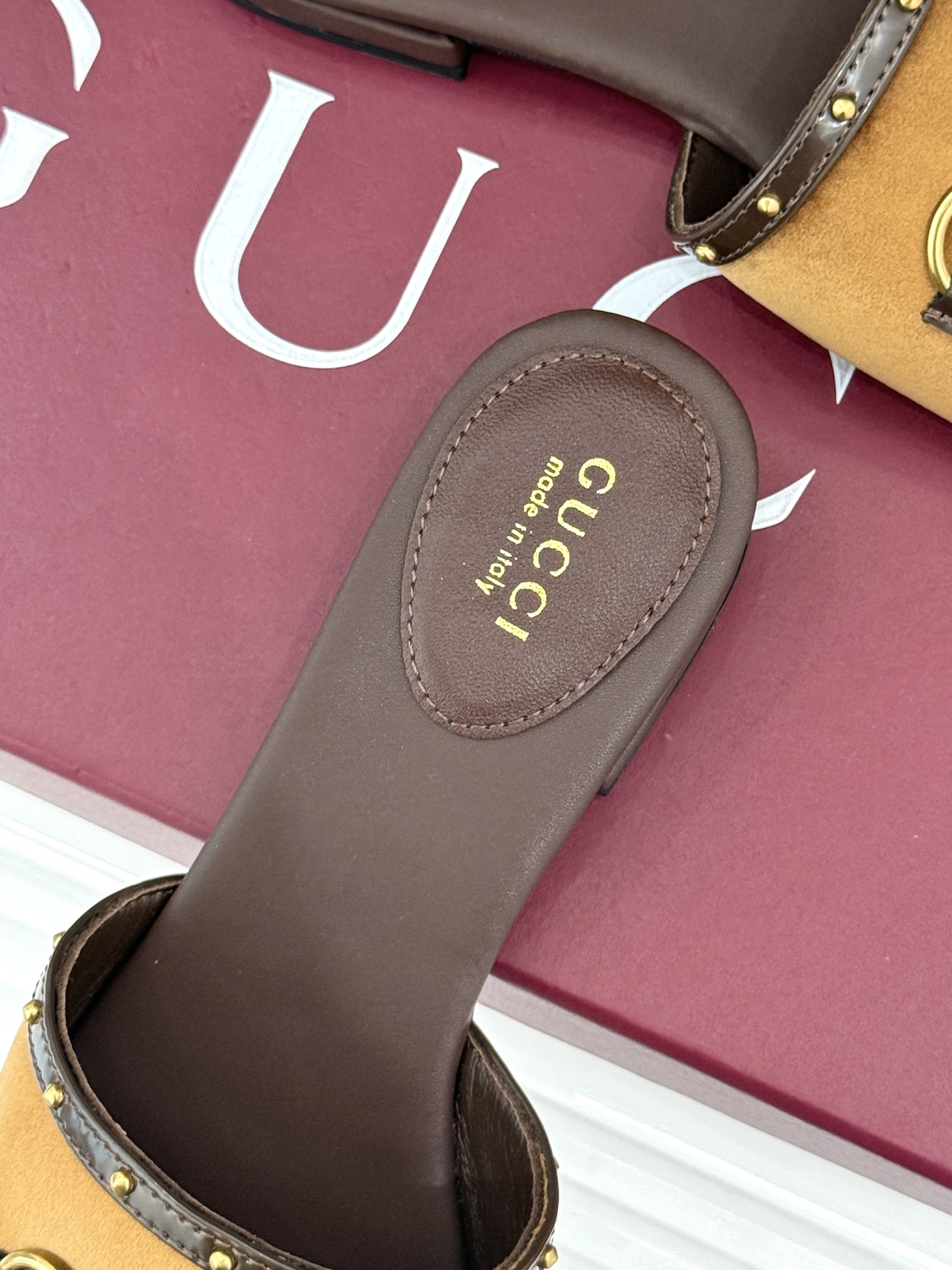 Gucci/古驰26WF新品老花马衔扣铆钉一字带平底高跟拖鞋典藏GG老花铺满鞋面金属铆钉点缀精致一字带经