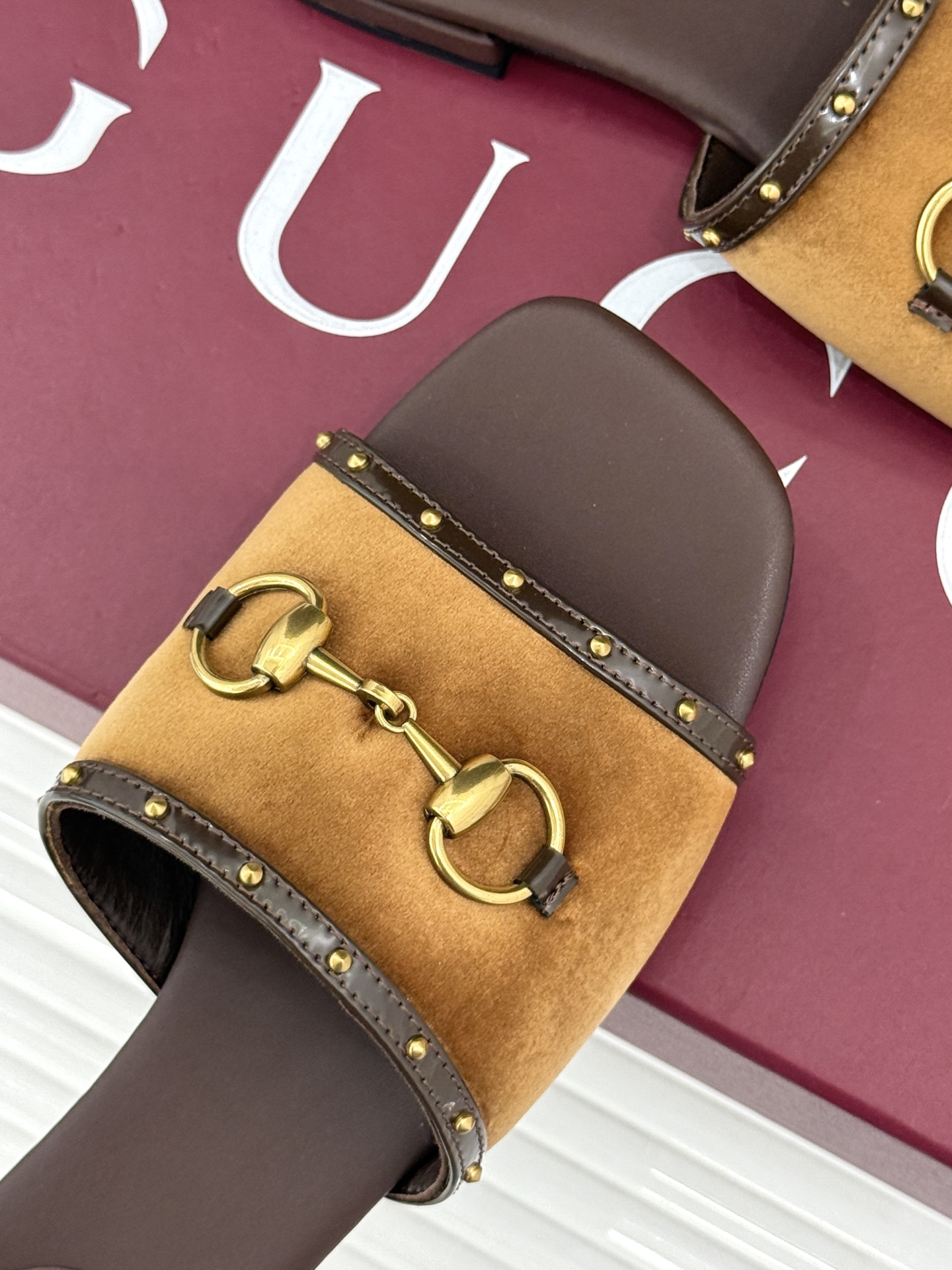 Gucci/古驰26WF新品老花马衔扣铆钉一字带平底高跟拖鞋典藏GG老花铺满鞋面金属铆钉点缀精致一字带经