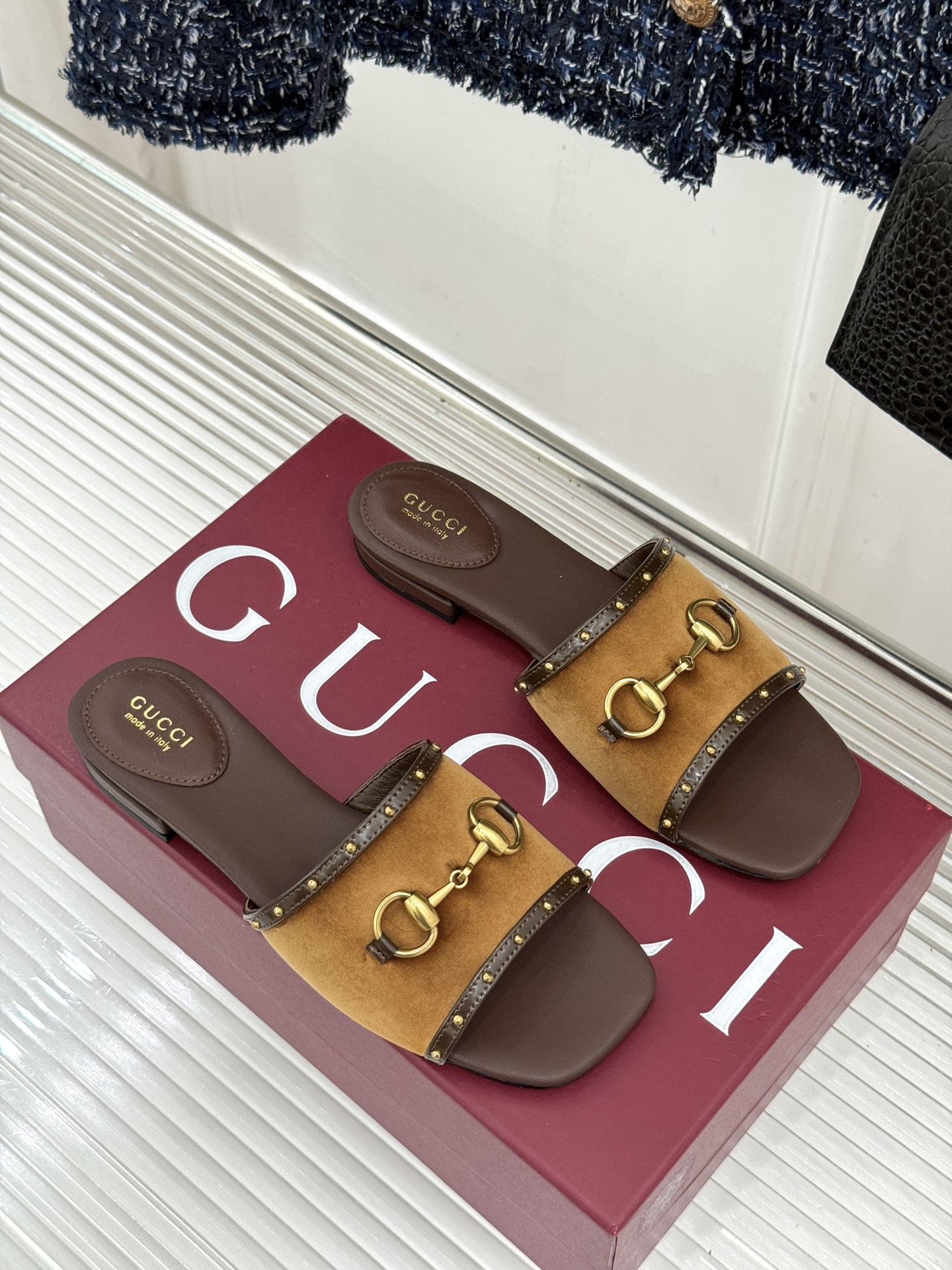 Gucci/古驰26WF新品老花马衔扣铆钉一字带平底高跟拖鞋典藏GG老花铺满鞋面金属铆钉点缀精致一字带经