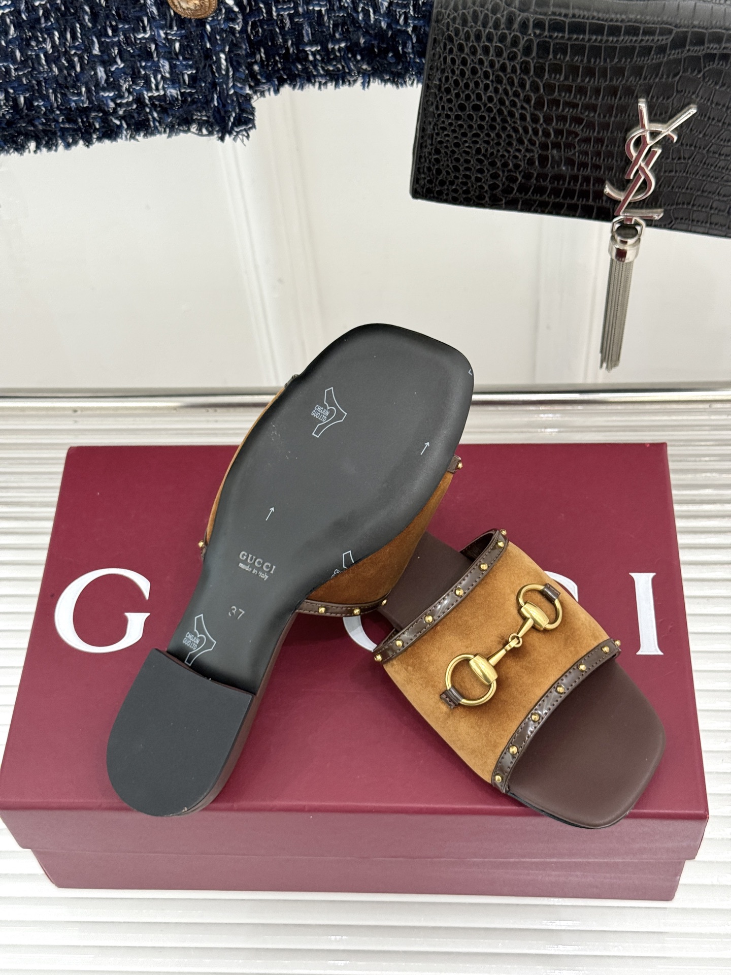 Gucci/古驰26WF新品老花马衔扣铆钉一字带平底高跟拖鞋典藏GG老花铺满鞋面金属铆钉点缀精致一字带经