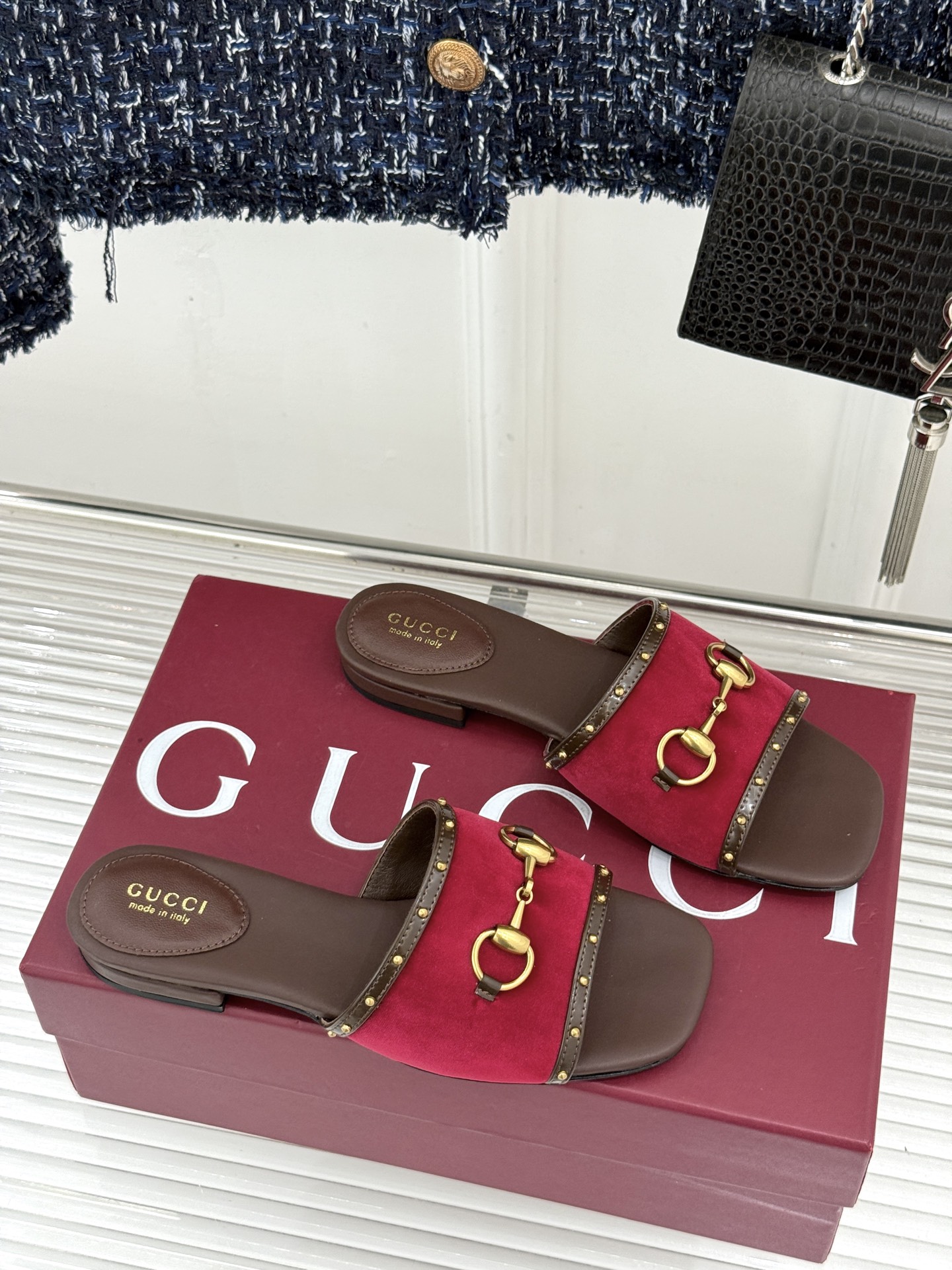 Gucci/古驰26WF新品老花马衔扣铆钉一字带平底高跟拖鞋典藏GG老花铺满鞋面金属铆钉点缀精致一字带经
