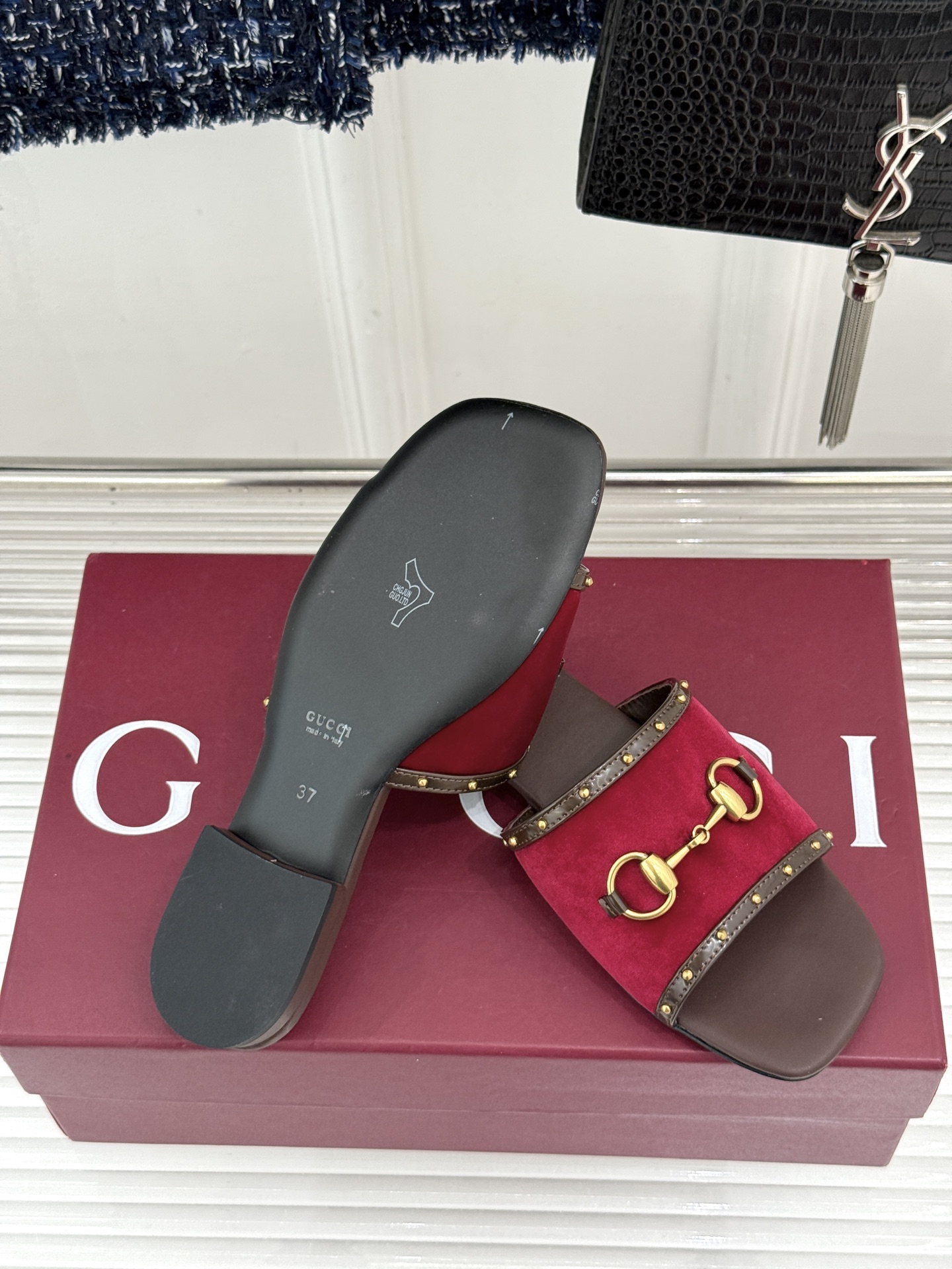 Gucci/古驰26WF新品老花马衔扣铆钉一字带平底高跟拖鞋典藏GG老花铺满鞋面金属铆钉点缀精致一字带经