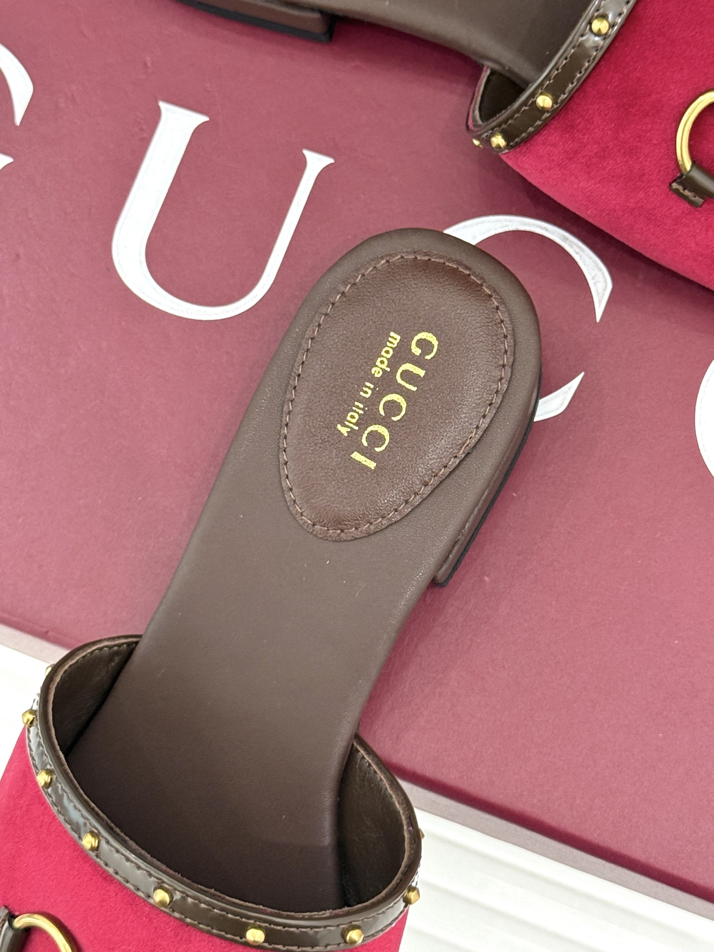 Gucci/古驰26WF新品老花马衔扣铆钉一字带平底高跟拖鞋典藏GG老花铺满鞋面金属铆钉点缀精致一字带经