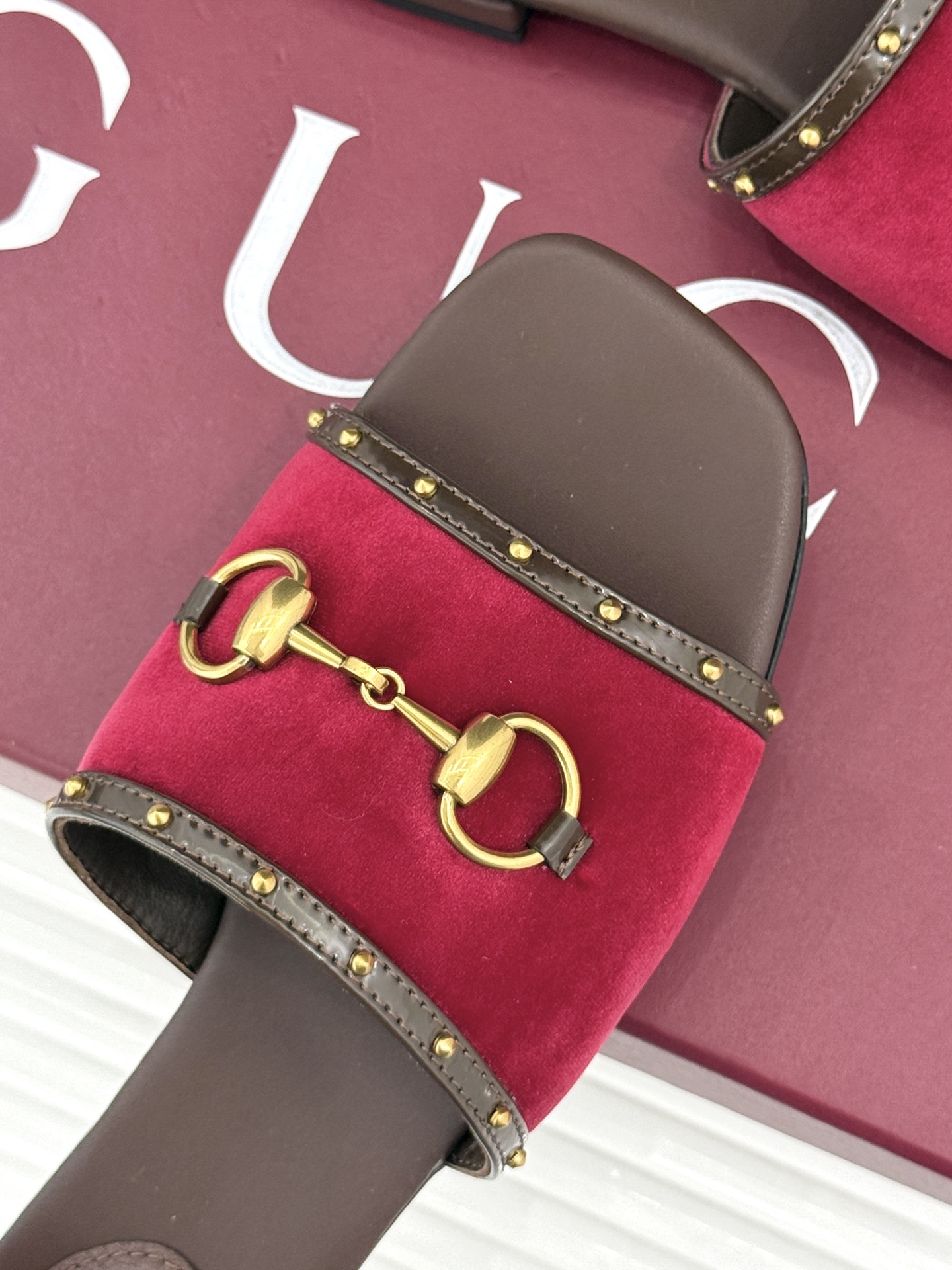 Gucci/古驰26WF新品老花马衔扣铆钉一字带平底高跟拖鞋典藏GG老花铺满鞋面金属铆钉点缀精致一字带经