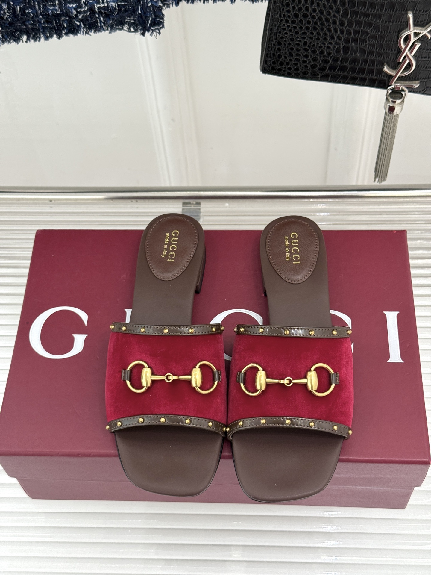 Gucci/古驰26WF新品老花马衔扣铆钉一字带平底高跟拖鞋典藏GG老花铺满鞋面金属铆钉点缀精致一字带经