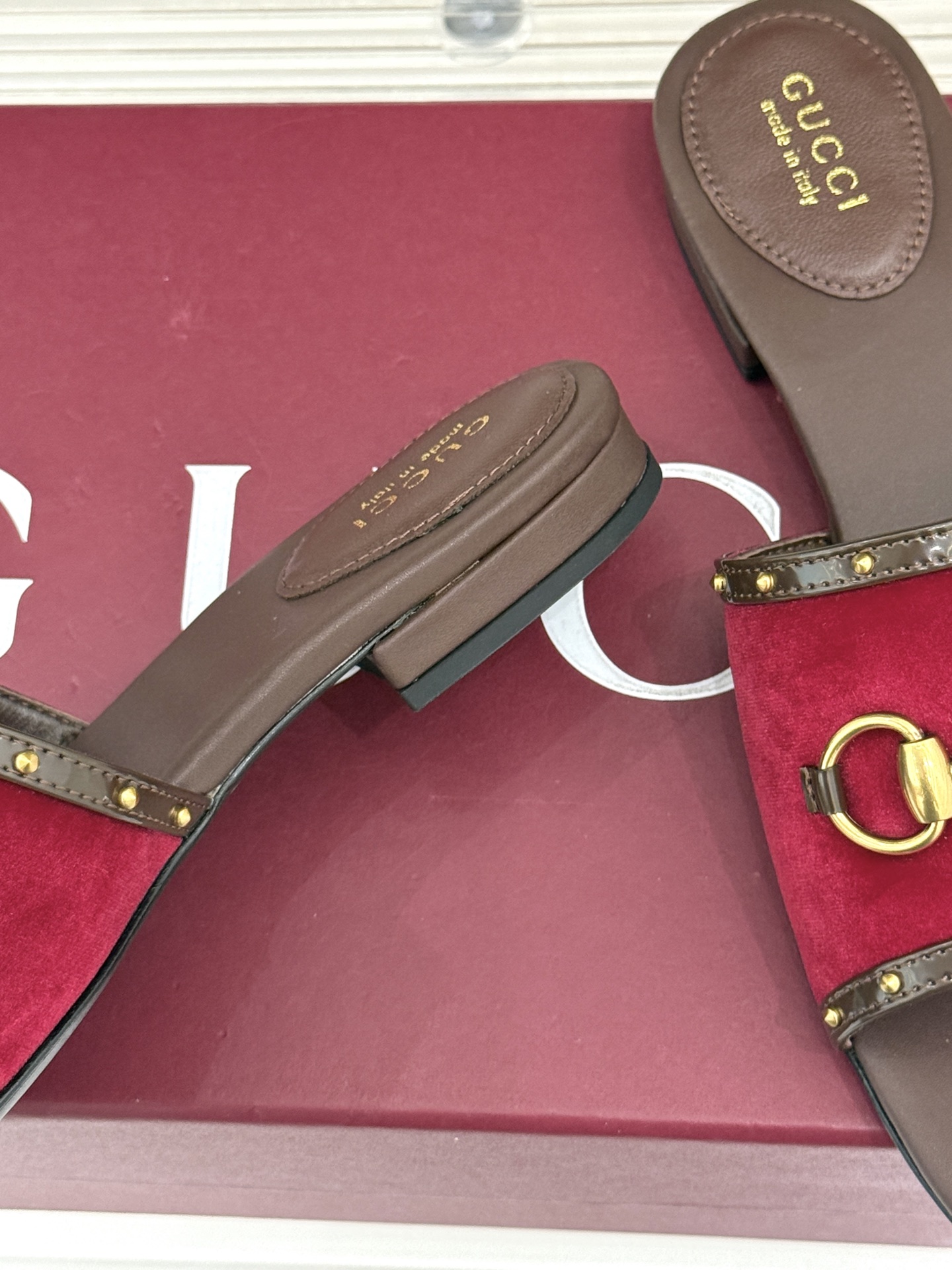 Gucci/古驰26WF新品老花马衔扣铆钉一字带平底高跟拖鞋典藏GG老花铺满鞋面金属铆钉点缀精致一字带经