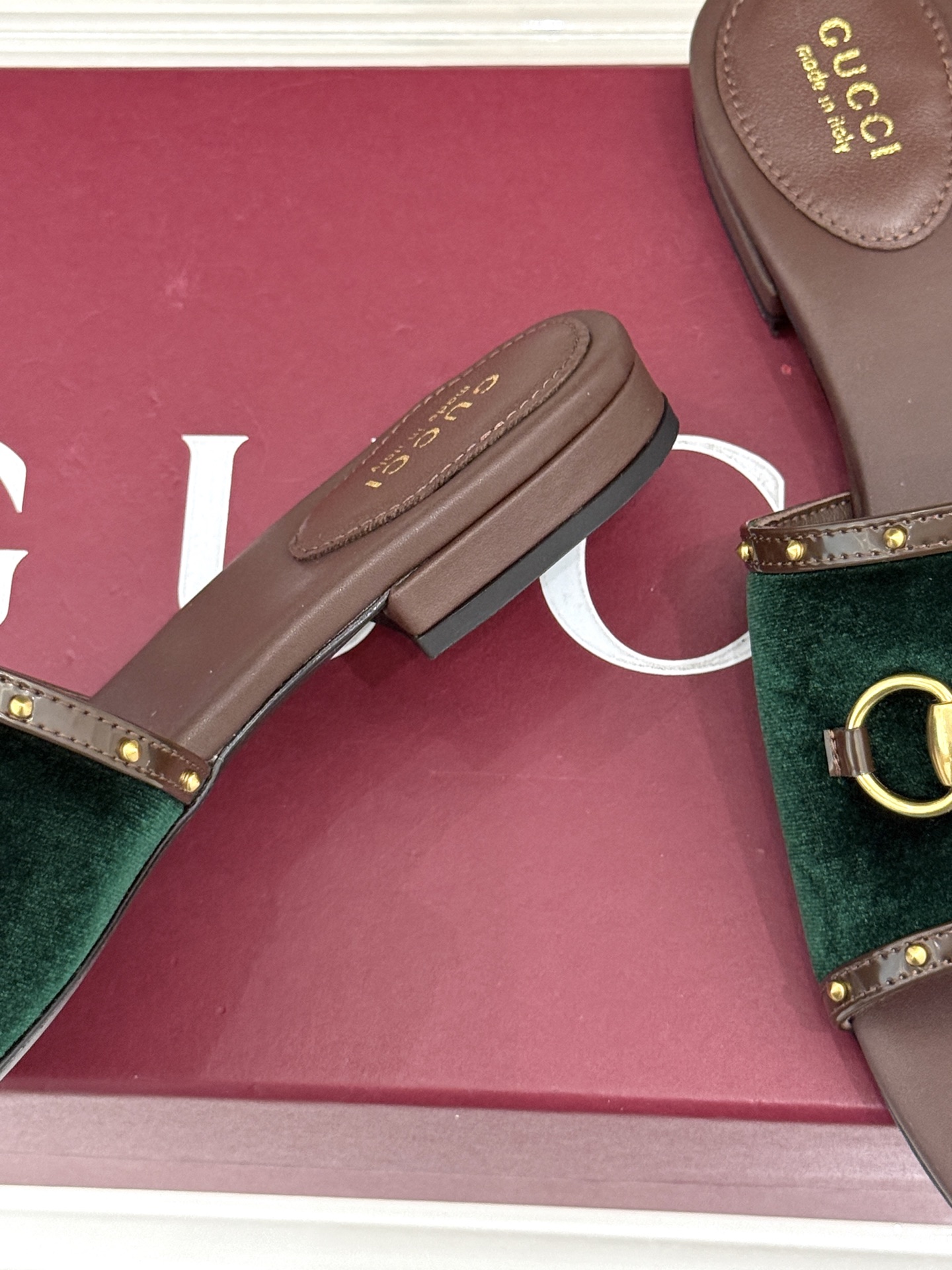 Gucci/古驰26WF新品老花马衔扣铆钉一字带平底高跟拖鞋典藏GG老花铺满鞋面金属铆钉点缀精致一字带经