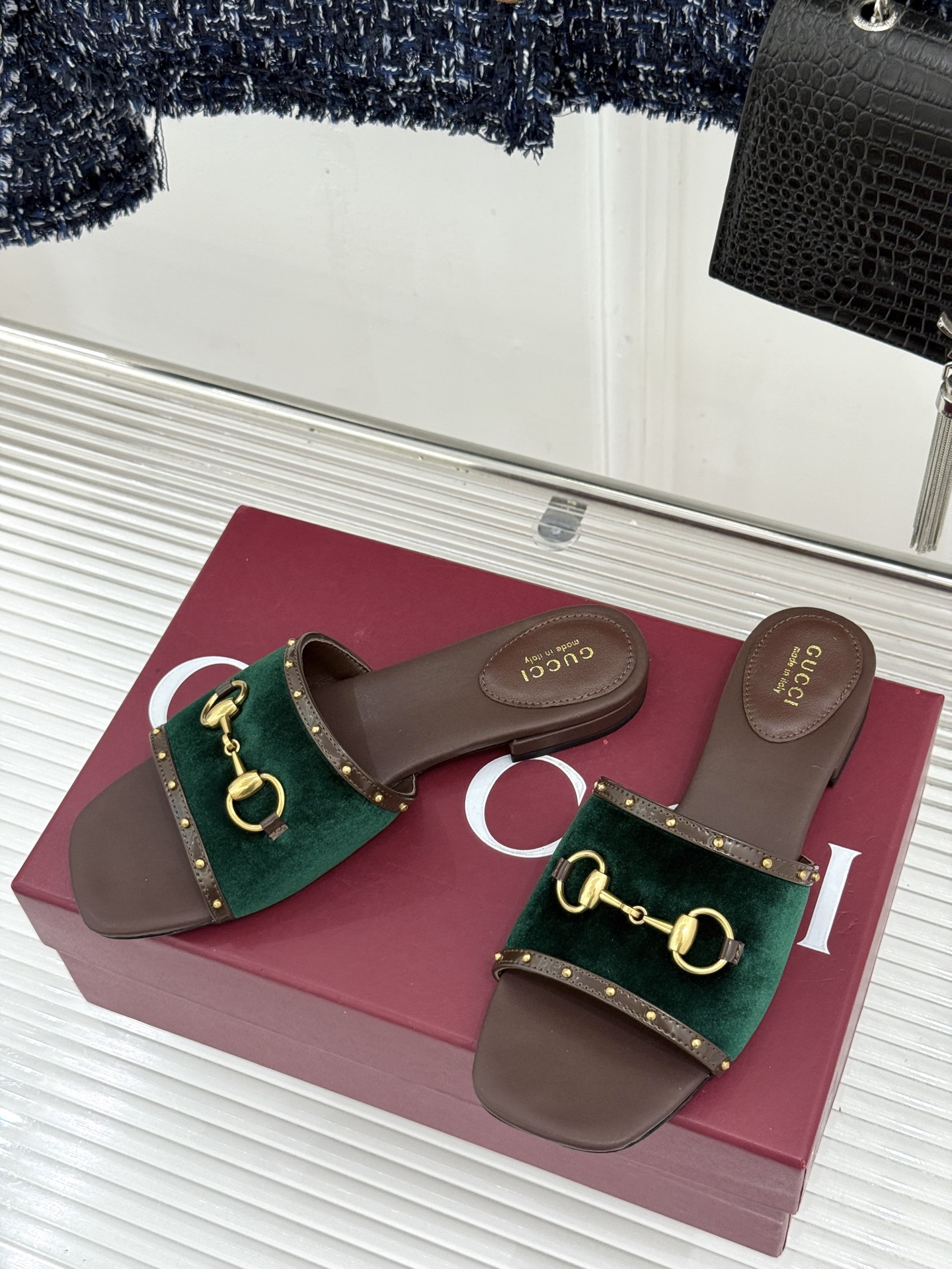 Gucci/古驰26WF新品老花马衔扣铆钉一字带平底高跟拖鞋典藏GG老花铺满鞋面金属铆钉点缀精致一字带经