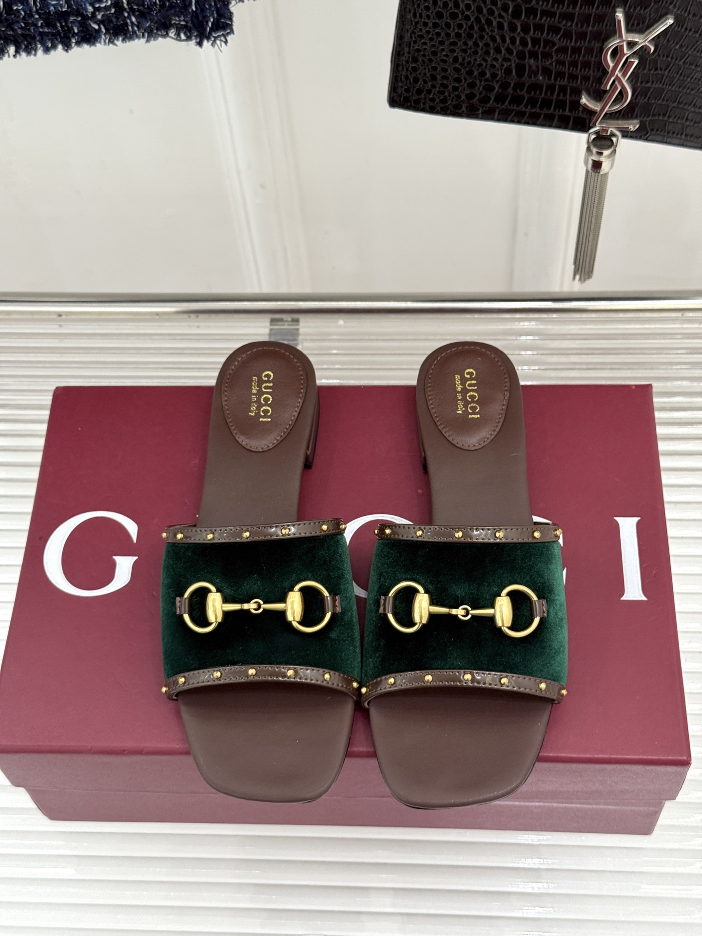 Gucci/古驰26WF新品老花马衔扣铆钉一字带平底高跟拖鞋典藏GG老花铺满鞋面金属铆钉点缀精致一字带经