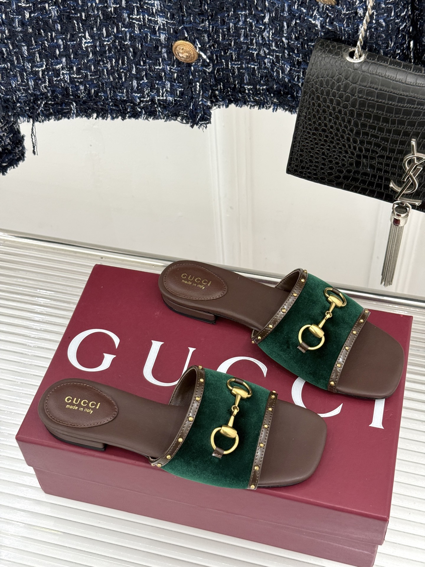 Gucci/古驰26WF新品老花马衔扣铆钉一字带平底高跟拖鞋典藏GG老花铺满鞋面金属铆钉点缀精致一字带经