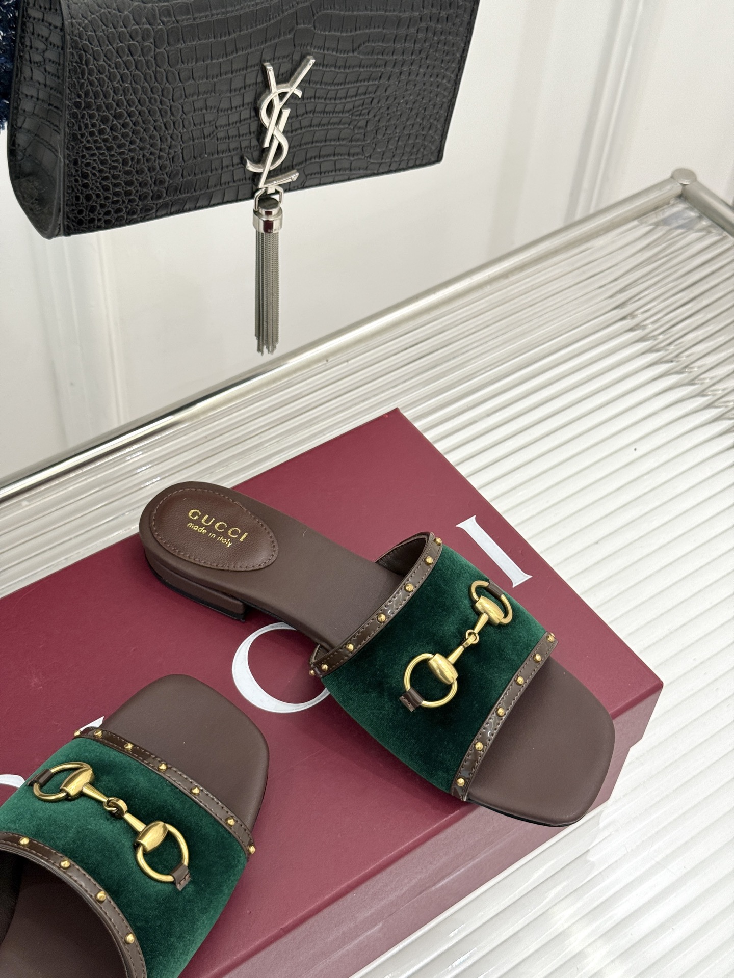 Gucci/古驰26WF新品老花马衔扣铆钉一字带平底高跟拖鞋典藏GG老花铺满鞋面金属铆钉点缀精致一字带经
