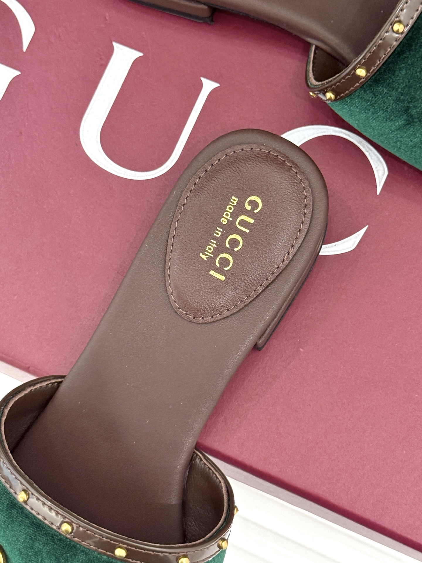 Gucci/古驰26WF新品老花马衔扣铆钉一字带平底高跟拖鞋典藏GG老花铺满鞋面金属铆钉点缀精致一字带经