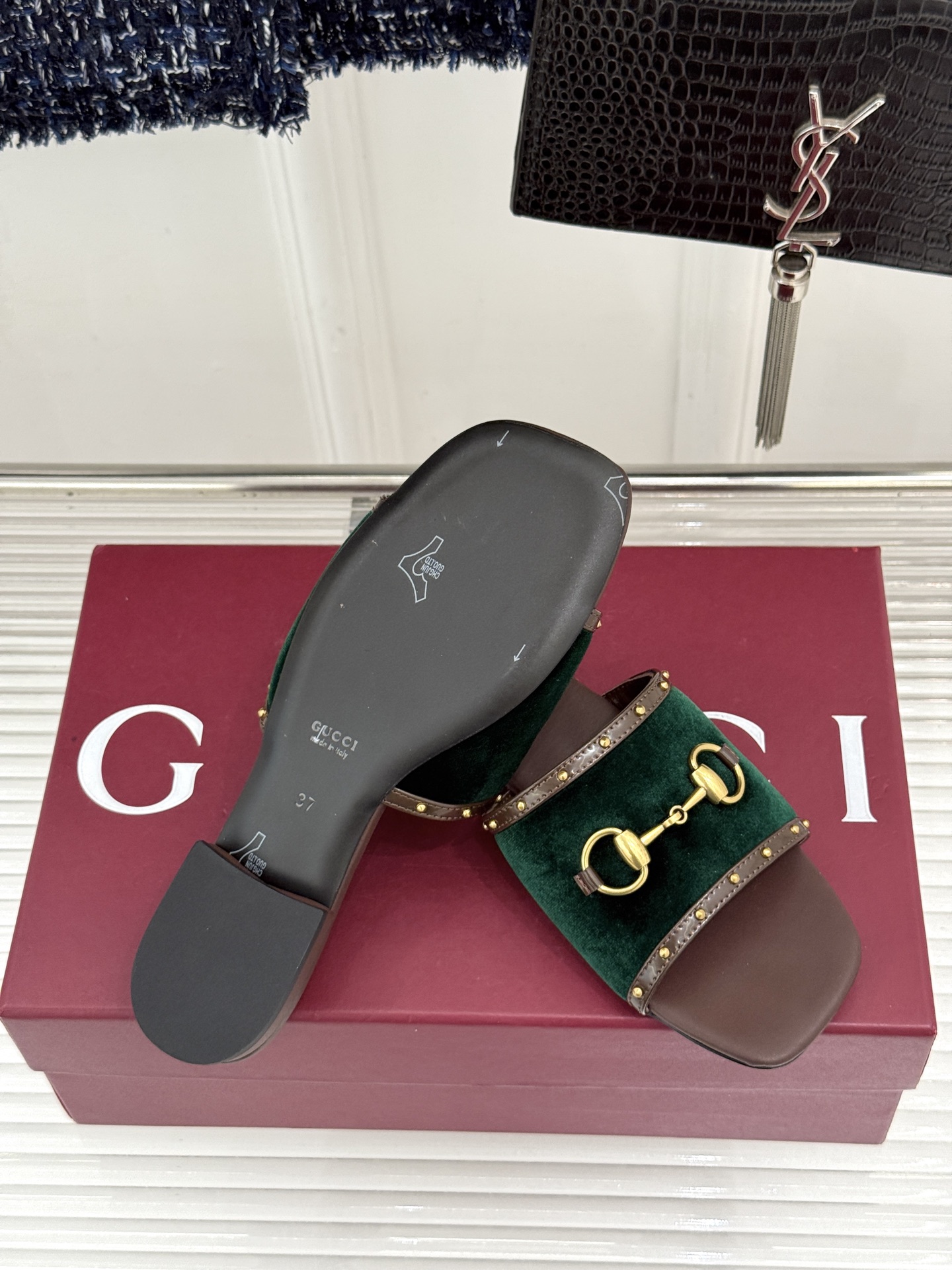 Gucci/古驰26WF新品老花马衔扣铆钉一字带平底高跟拖鞋典藏GG老花铺满鞋面金属铆钉点缀精致一字带经