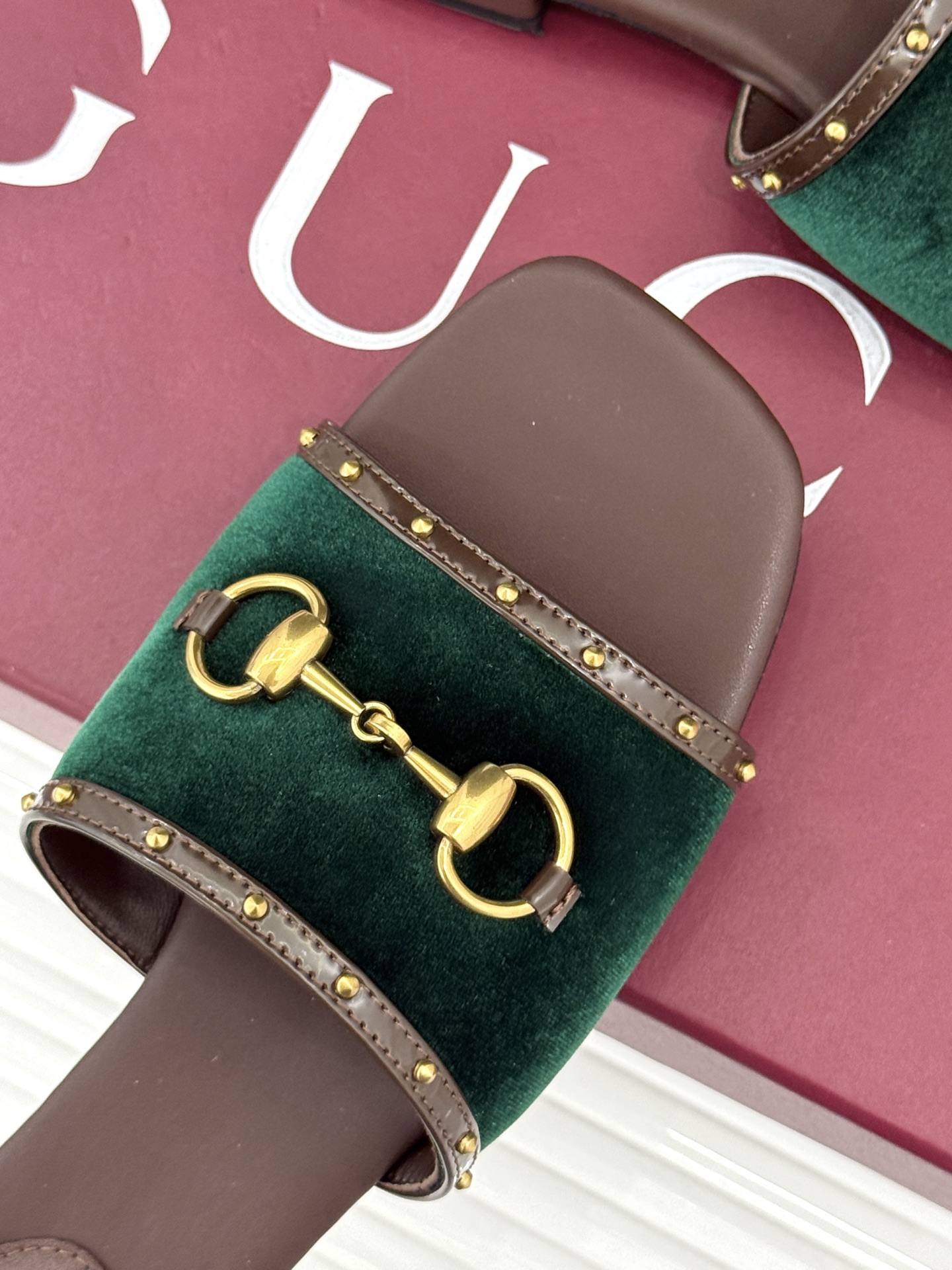 Gucci/古驰26WF新品老花马衔扣铆钉一字带平底高跟拖鞋典藏GG老花铺满鞋面金属铆钉点缀精致一字带经