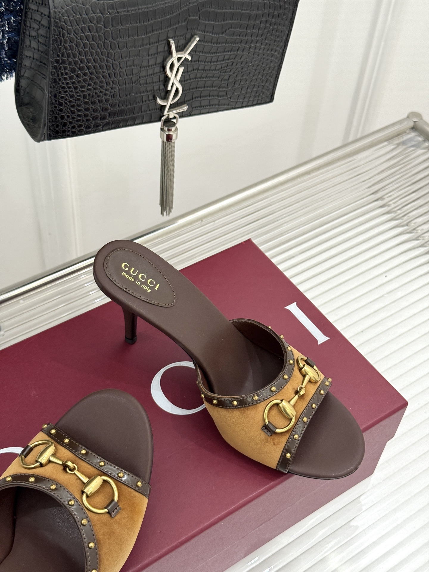 Gucci/古驰26WF新品老花马衔扣铆钉一字带平底高跟拖鞋典藏GG老花铺满鞋面金属铆钉点缀精致一字带经