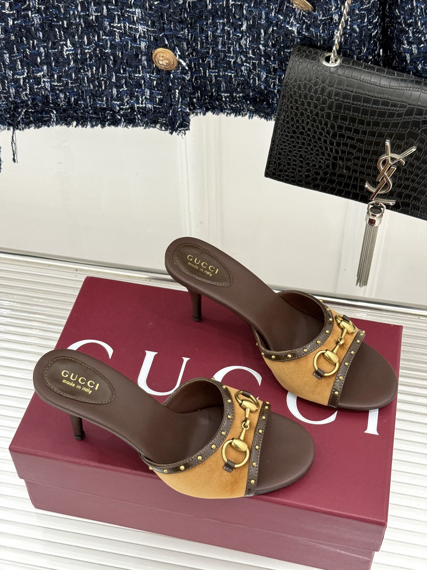 Gucci/古驰26WF新品老花马衔扣铆钉一字带平底高跟拖鞋典藏GG老花铺满鞋面金属铆钉点缀精致一字带经