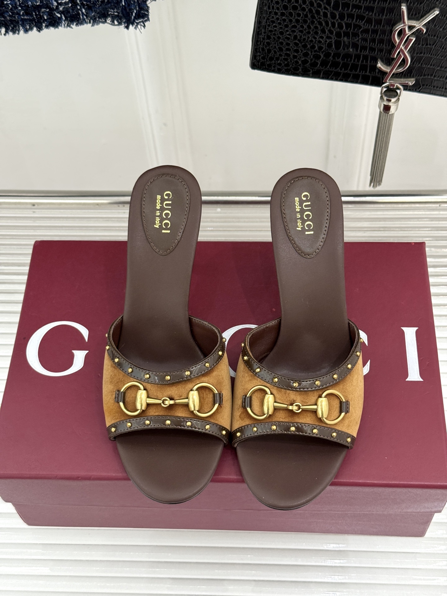 Gucci/古驰26WF新品老花马衔扣铆钉一字带平底高跟拖鞋典藏GG老花铺满鞋面金属铆钉点缀精致一字带经
