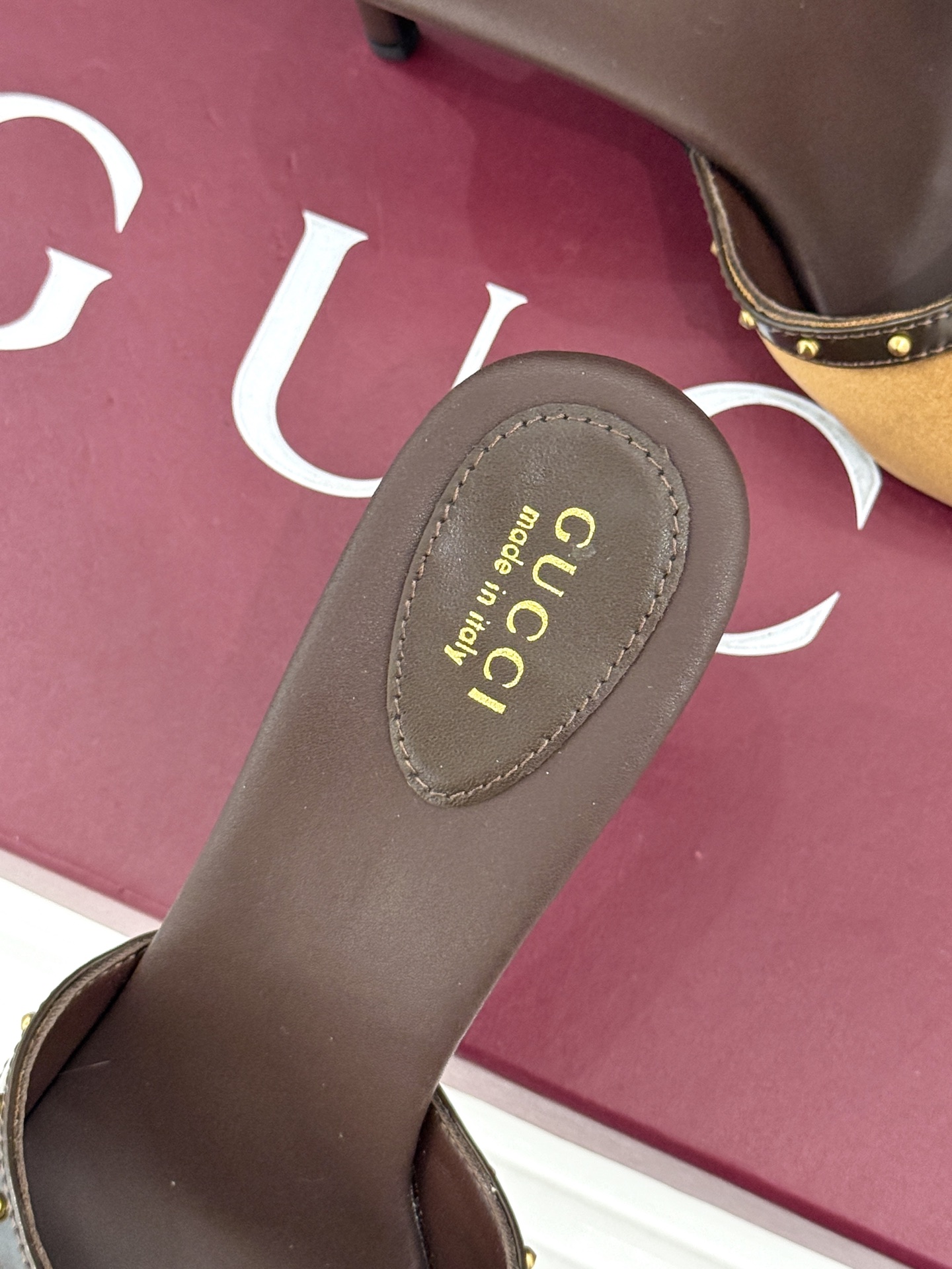 Gucci/古驰26WF新品老花马衔扣铆钉一字带平底高跟拖鞋典藏GG老花铺满鞋面金属铆钉点缀精致一字带经