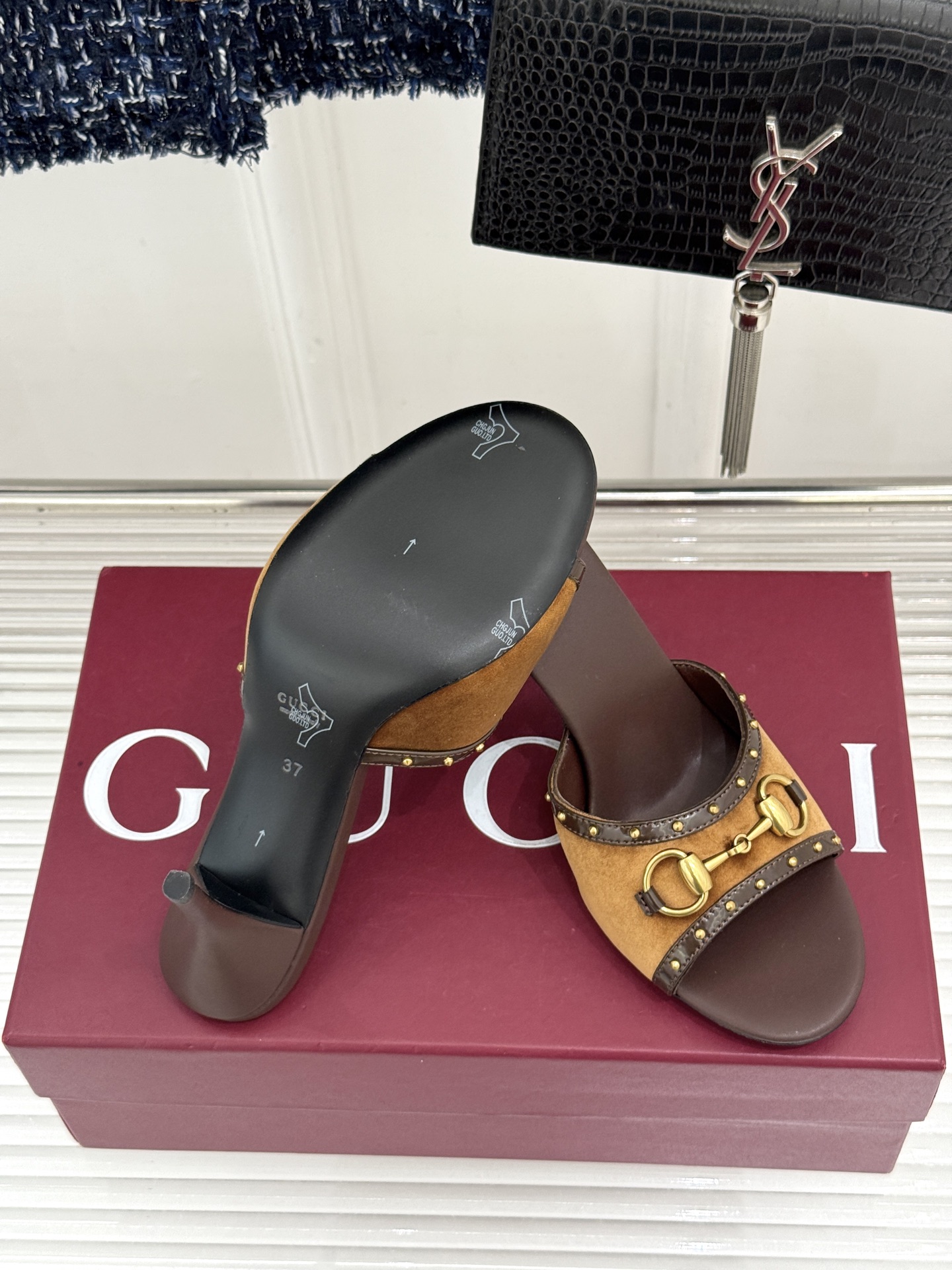 Gucci/古驰26WF新品老花马衔扣铆钉一字带平底高跟拖鞋典藏GG老花铺满鞋面金属铆钉点缀精致一字带经