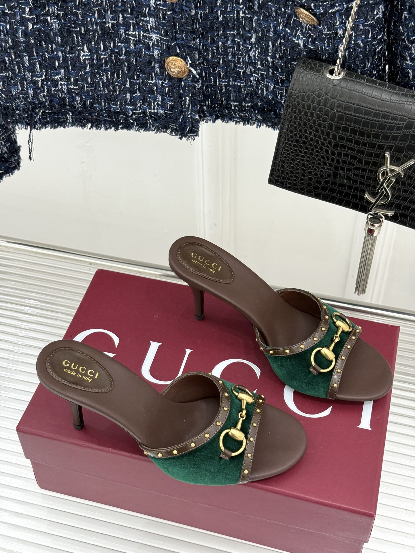 Gucci/古驰26WF新品老花马衔扣铆钉一字带平底高跟拖鞋典藏GG老花铺满鞋面金属铆钉点缀精致一字带经