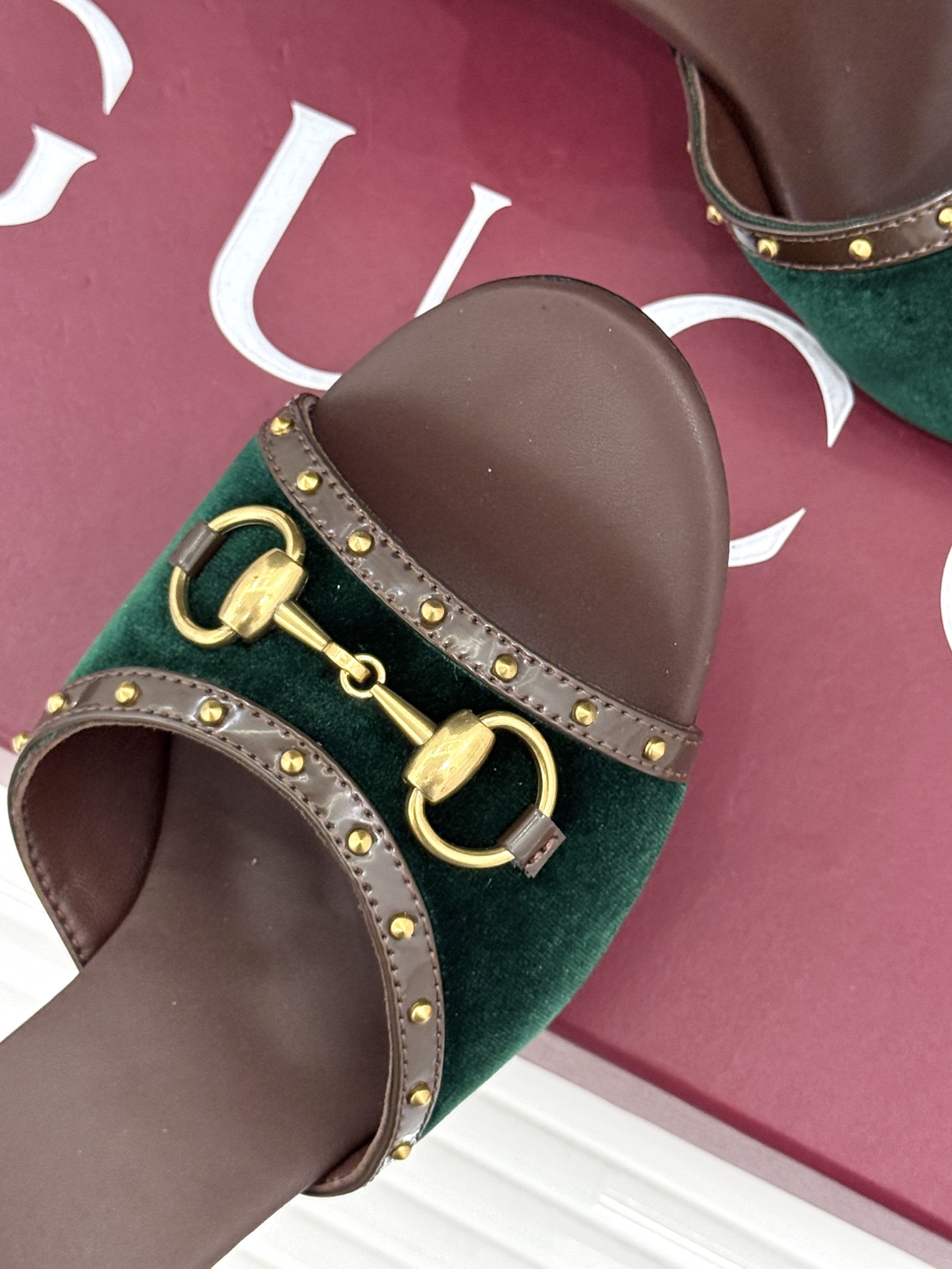 Gucci/古驰26WF新品老花马衔扣铆钉一字带平底高跟拖鞋典藏GG老花铺满鞋面金属铆钉点缀精致一字带经