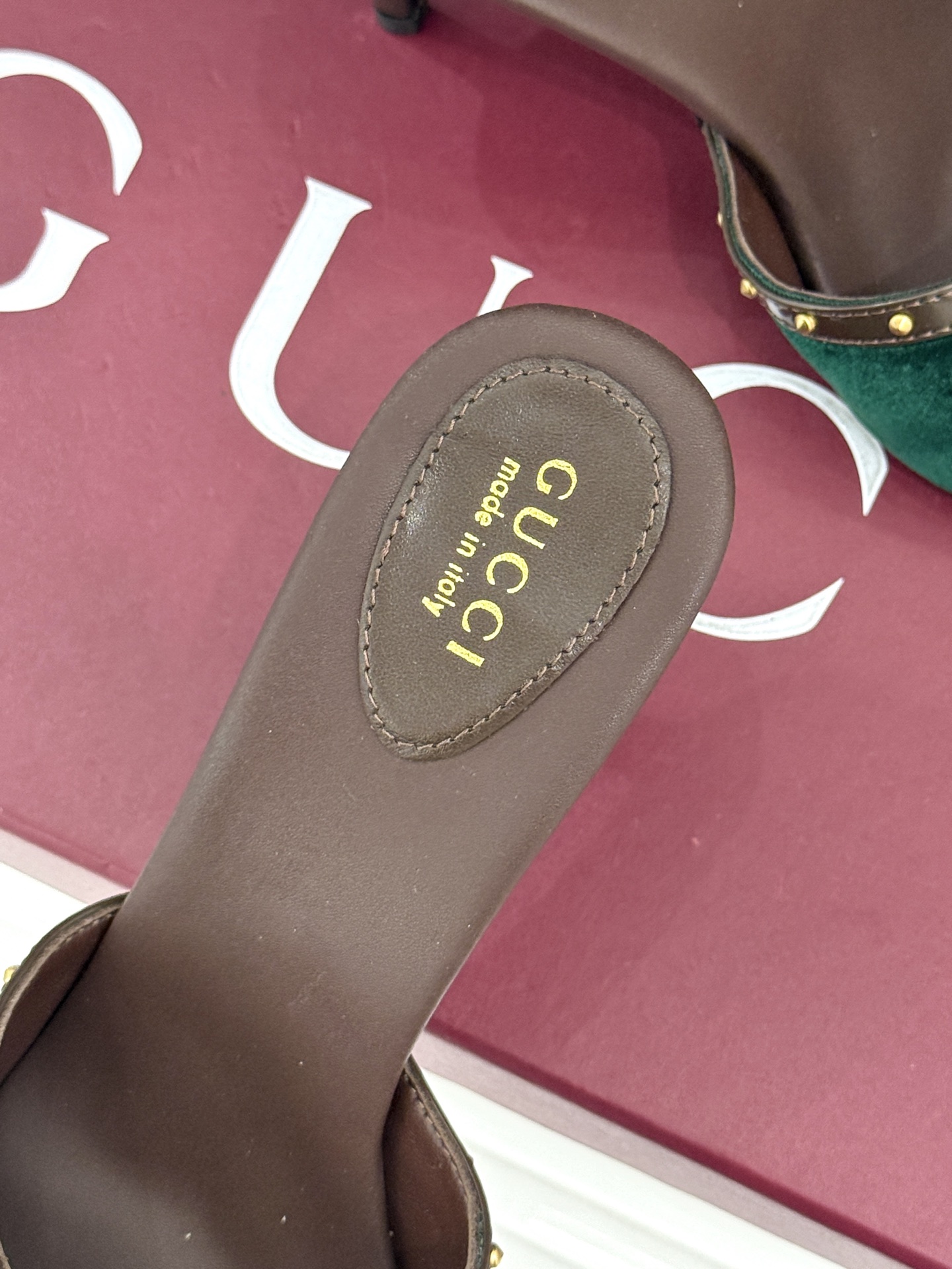 Gucci/古驰26WF新品老花马衔扣铆钉一字带平底高跟拖鞋典藏GG老花铺满鞋面金属铆钉点缀精致一字带经