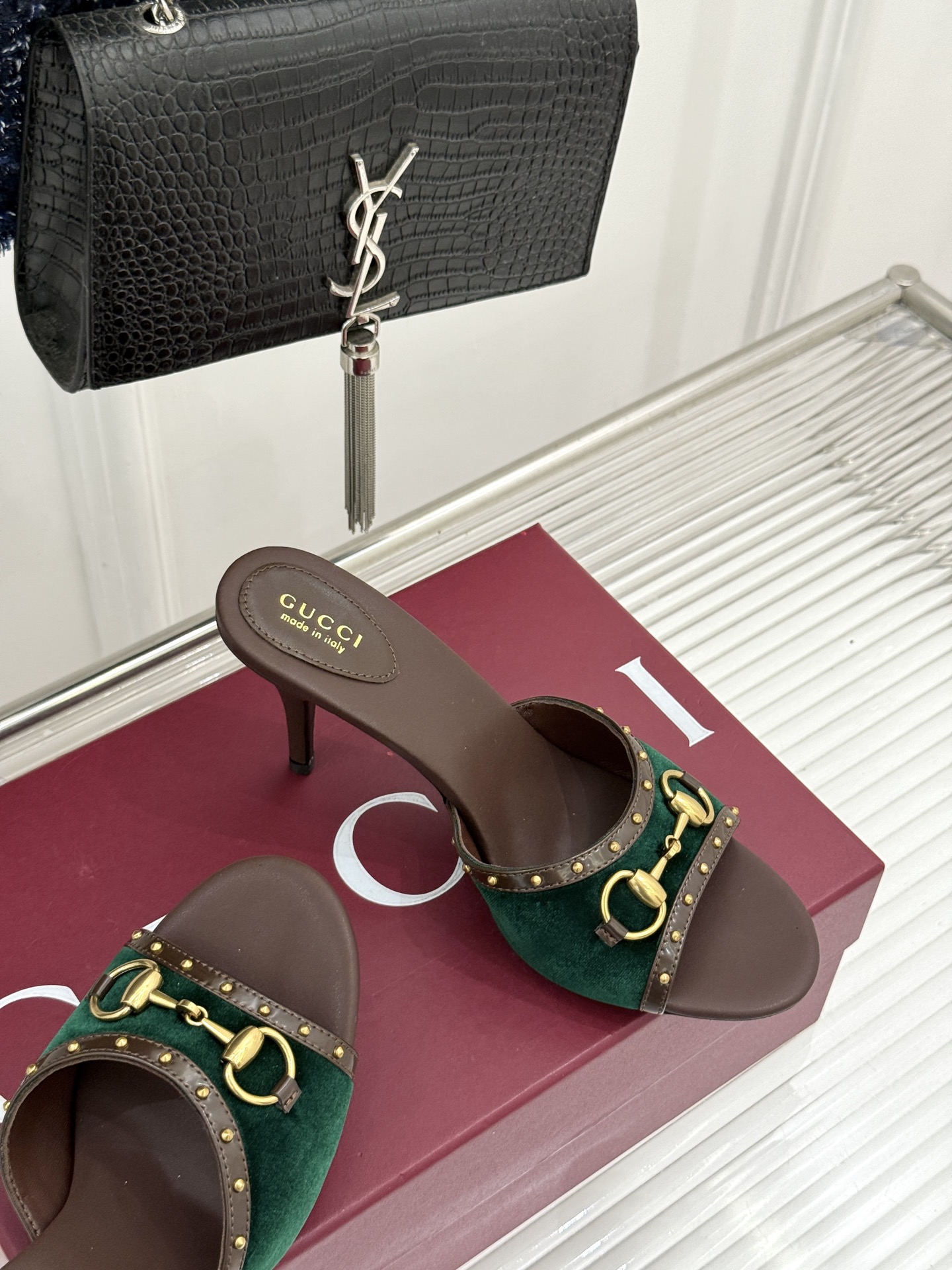 Gucci/古驰26WF新品老花马衔扣铆钉一字带平底高跟拖鞋典藏GG老花铺满鞋面金属铆钉点缀精致一字带经