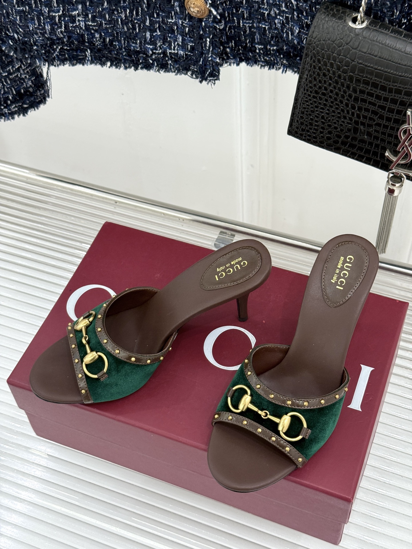 Gucci/古驰26WF新品老花马衔扣铆钉一字带平底高跟拖鞋典藏GG老花铺满鞋面金属铆钉点缀精致一字带经