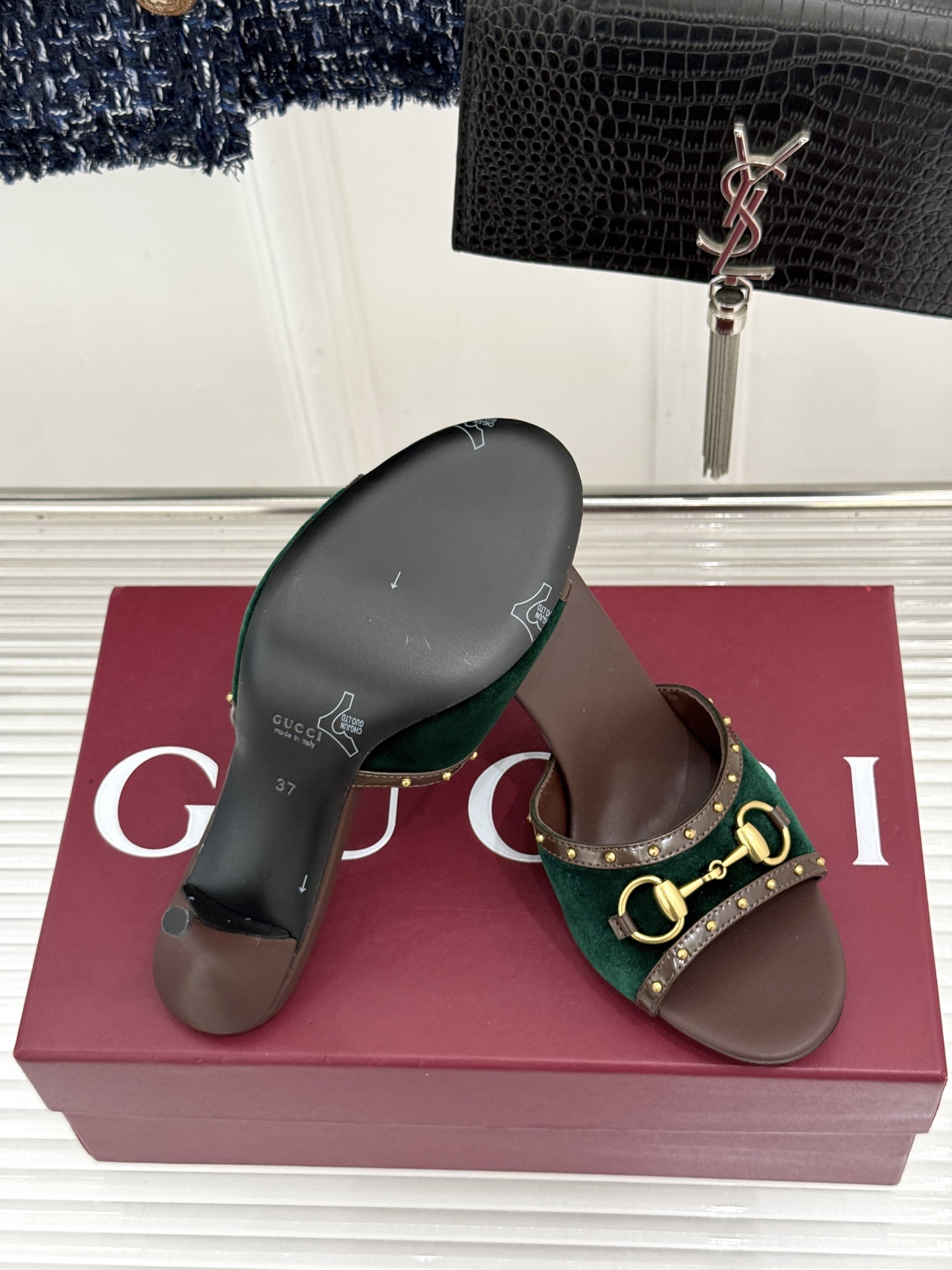Gucci/古驰26WF新品老花马衔扣铆钉一字带平底高跟拖鞋典藏GG老花铺满鞋面金属铆钉点缀精致一字带经