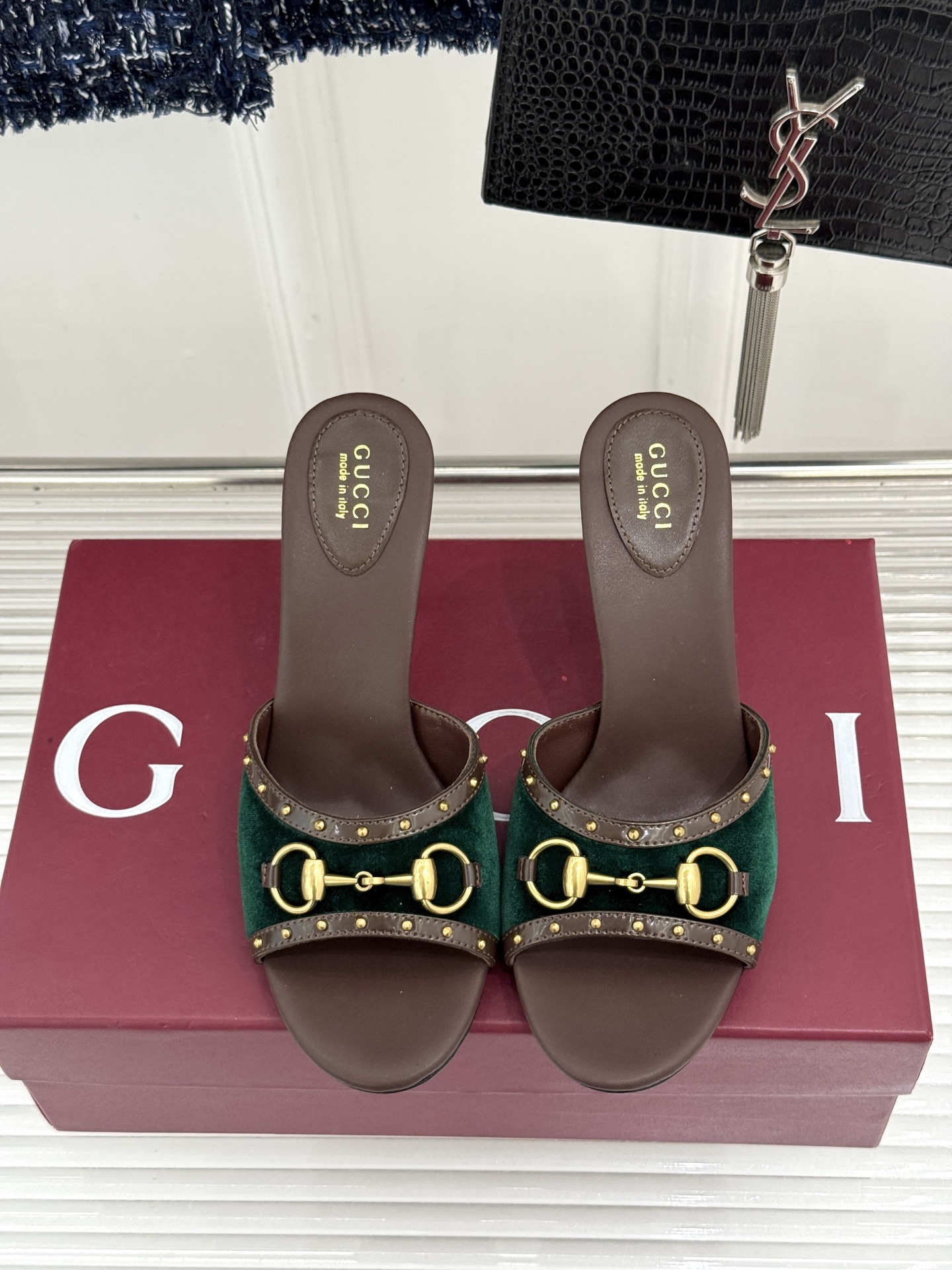 Gucci/古驰26WF新品老花马衔扣铆钉一字带平底高跟拖鞋典藏GG老花铺满鞋面金属铆钉点缀精致一字带经