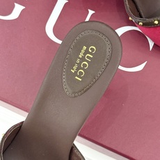 Gucci/古驰26WF新品老花马衔扣铆钉一字带平底高跟拖鞋典藏GG老花铺满鞋面金属铆钉点缀精致一字带经 Gucci/古驰26WF新品老花马衔扣铆钉一字带平底高跟拖鞋典藏GG老花铺满鞋面金属铆钉点缀精致一字带经