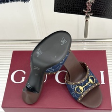 Gucci/古驰26WF新品老花马衔扣铆钉一字带平底高跟拖鞋典藏GG老花铺满鞋面金属铆钉点缀精致一字带经 Gucci/古驰26WF新品老花马衔扣铆钉一字带平底高跟拖鞋典藏GG老花铺满鞋面金属铆钉点缀精致一字带经