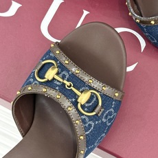 Gucci/古驰26WF新品老花马衔扣铆钉一字带平底高跟拖鞋典藏GG老花铺满鞋面金属铆钉点缀精致一字带经 Gucci/古驰26WF新品老花马衔扣铆钉一字带平底高跟拖鞋典藏GG老花铺满鞋面金属铆钉点缀精致一字带经