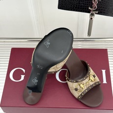 Gucci/古驰26WF新品老花马衔扣铆钉一字带平底高跟拖鞋典藏GG老花铺满鞋面金属铆钉点缀精致一字带经 Gucci/古驰26WF新品老花马衔扣铆钉一字带平底高跟拖鞋典藏GG老花铺满鞋面金属铆钉点缀精致一字带经