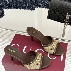 Gucci/古驰26WF新品老花马衔扣铆钉一字带平底高跟拖鞋典藏GG老花铺满鞋面金属铆钉点缀精致一字带经 Gucci/古驰26WF新品老花马衔扣铆钉一字带平底高跟拖鞋典藏GG老花铺满鞋面金属铆钉点缀精致一字带经