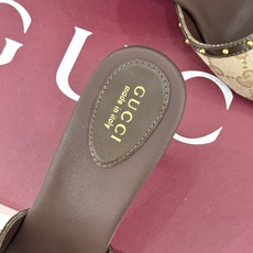 Gucci/古驰26WF新品老花马衔扣铆钉一字带平底高跟拖鞋典藏GG老花铺满鞋面金属铆钉点缀精致一字带经 Gucci/古驰26WF新品老花马衔扣铆钉一字带平底高跟拖鞋典藏GG老花铺满鞋面金属铆钉点缀精致一字带经