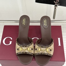 Gucci/古驰26WF新品老花马衔扣铆钉一字带平底高跟拖鞋典藏GG老花铺满鞋面金属铆钉点缀精致一字带经 Gucci/古驰26WF新品老花马衔扣铆钉一字带平底高跟拖鞋典藏GG老花铺满鞋面金属铆钉点缀精致一字带经