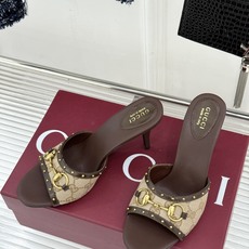 Gucci/古驰26WF新品老花马衔扣铆钉一字带平底高跟拖鞋典藏GG老花铺满鞋面金属铆钉点缀精致一字带经 Gucci/古驰26WF新品老花马衔扣铆钉一字带平底高跟拖鞋典藏GG老花铺满鞋面金属铆钉点缀精致一字带经