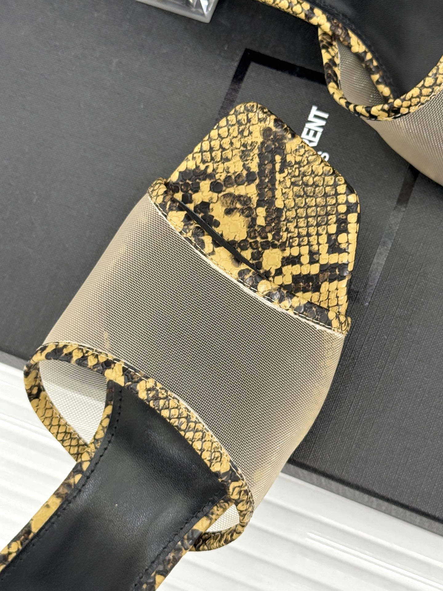 Saint Laurent /圣罗兰26WF新品一字带网面透明跟方头粗跟拖鞋织网纱透出清透呼吸感一字带利