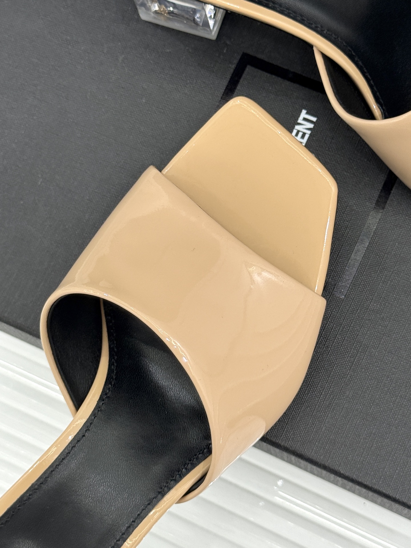 Saint Laurent /圣罗兰26WF新品一字带透明跟方头粗跟拖鞋方头廓形利落又高级透明粗跟稳当显